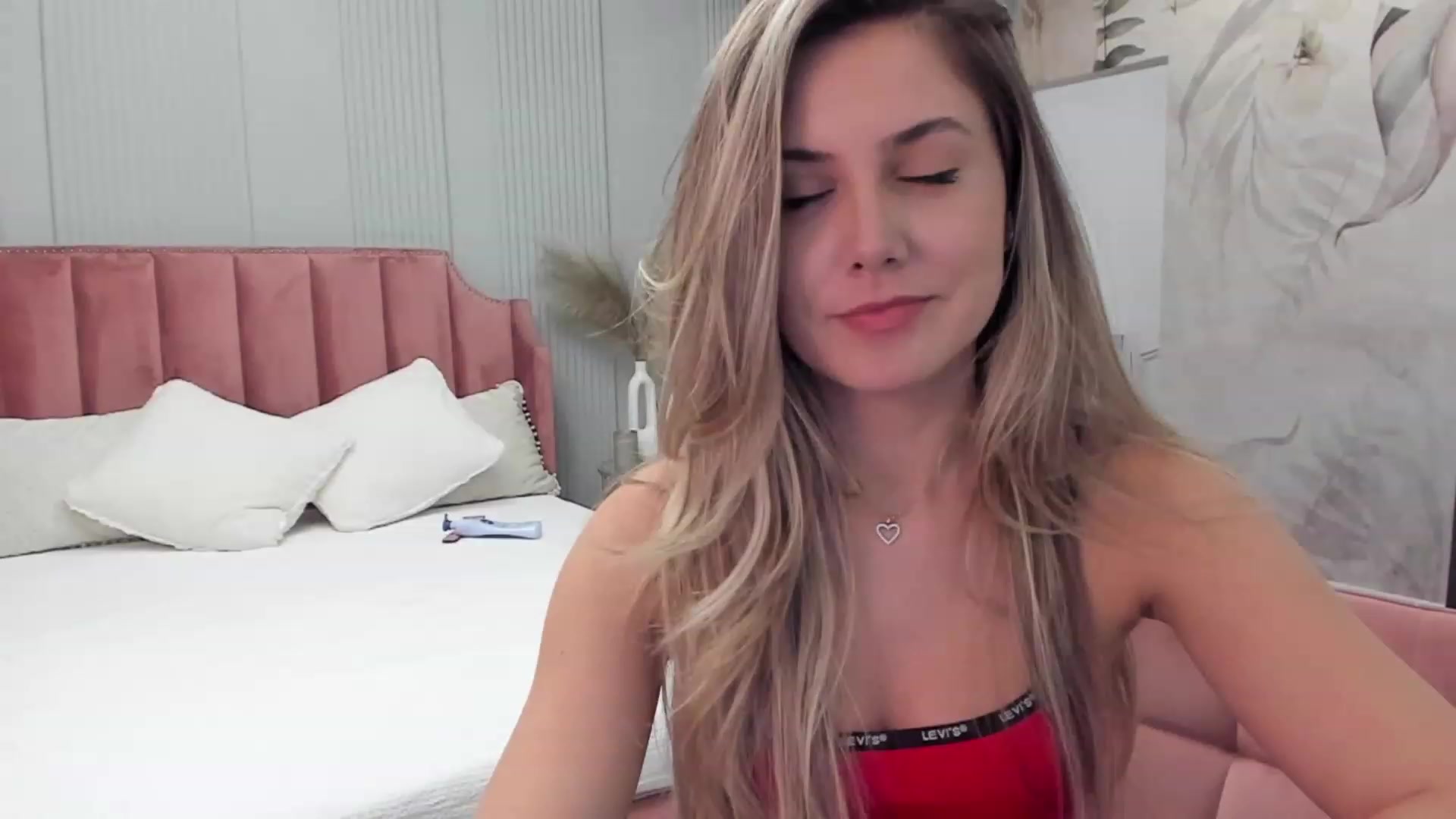 Gallery image thumbnail from NellieCutest's myfreecams stream on, 10/21/2023, 22:08 image 7 of 20