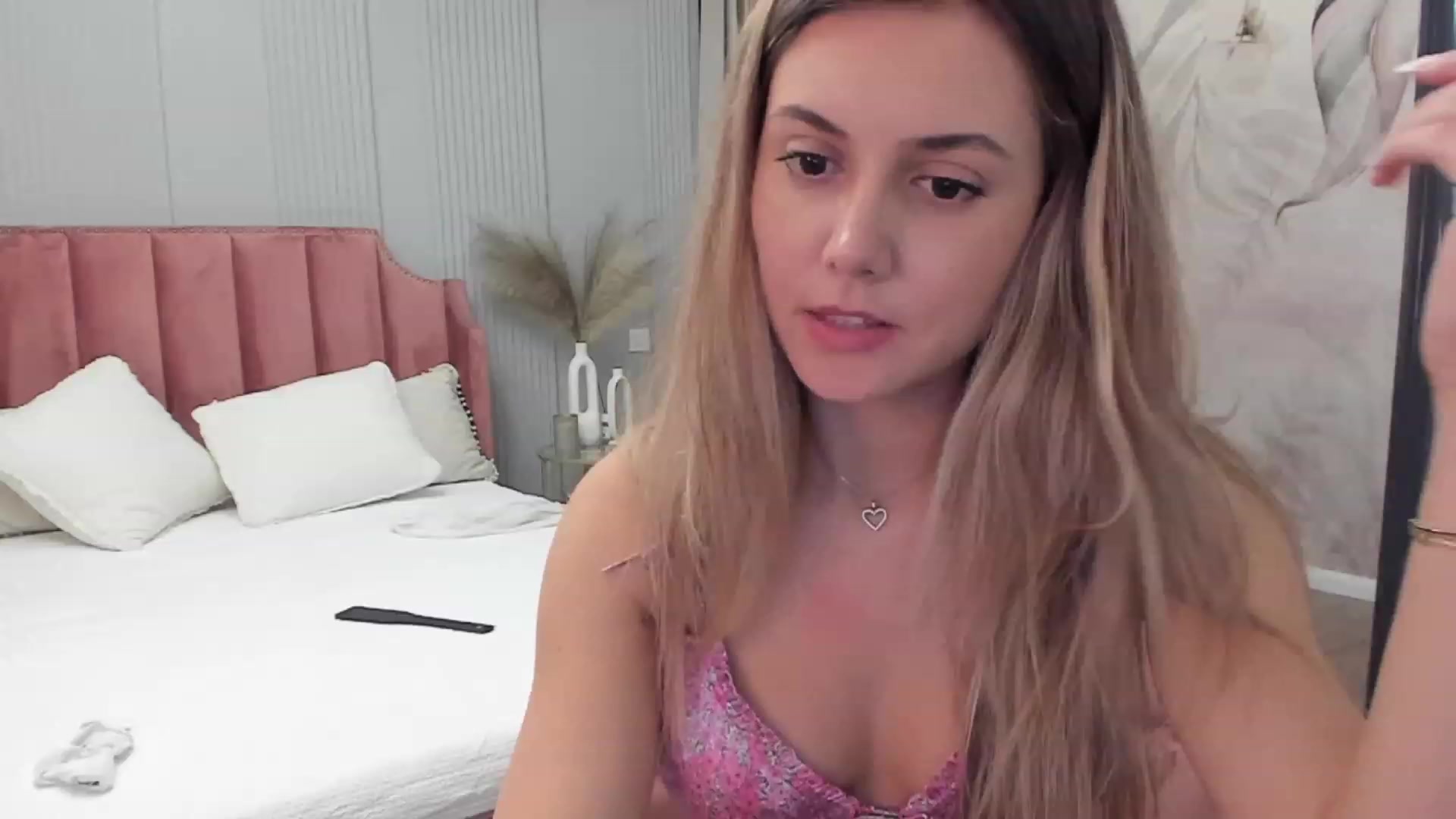 Gallery image thumbnail from NellieCutest's myfreecams stream on, 10/22/2023, 21:03 image 17 of 20