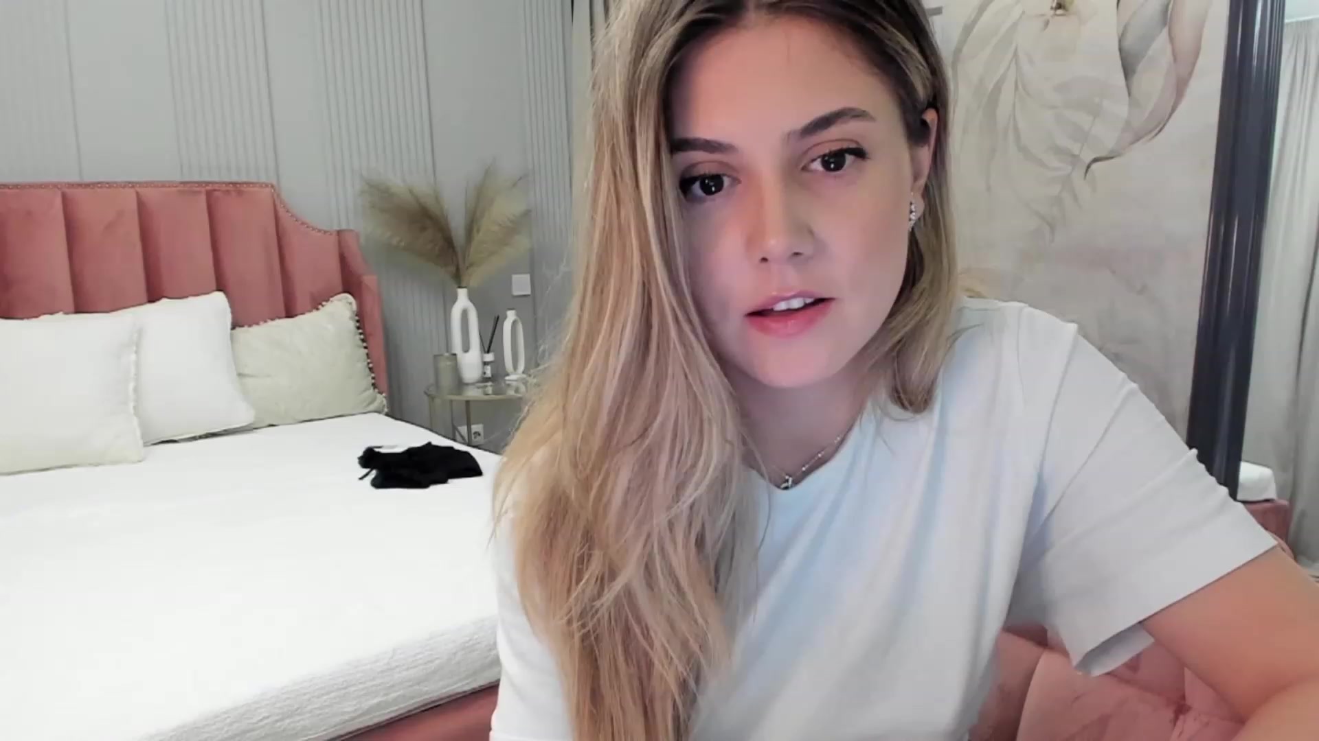 Gallery image thumbnail from NellieCutest's myfreecams stream on, 10/28/2023, 21:58 image 4 of 20