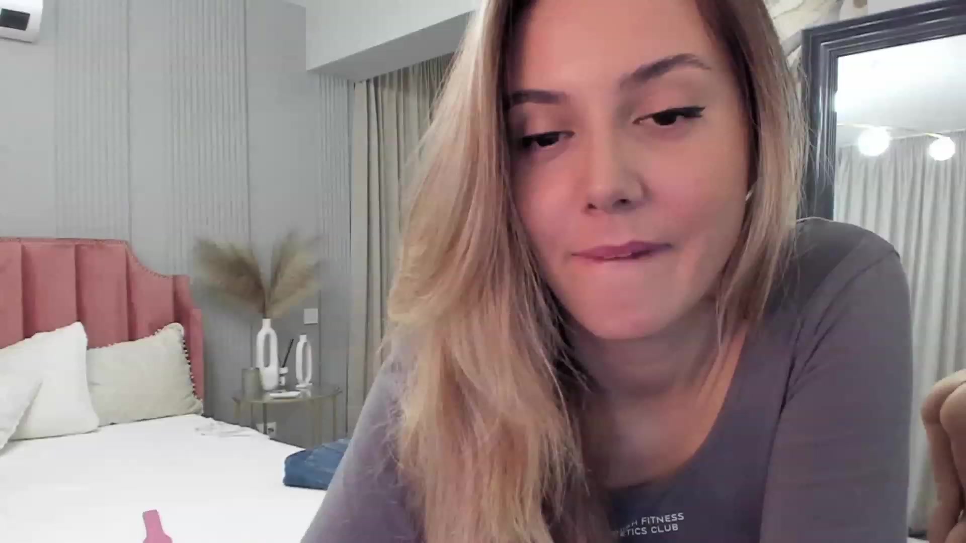 Gallery image thumbnail from NellieCutest's myfreecams stream on, 11/03/2023, 22:23 image 6 of 20