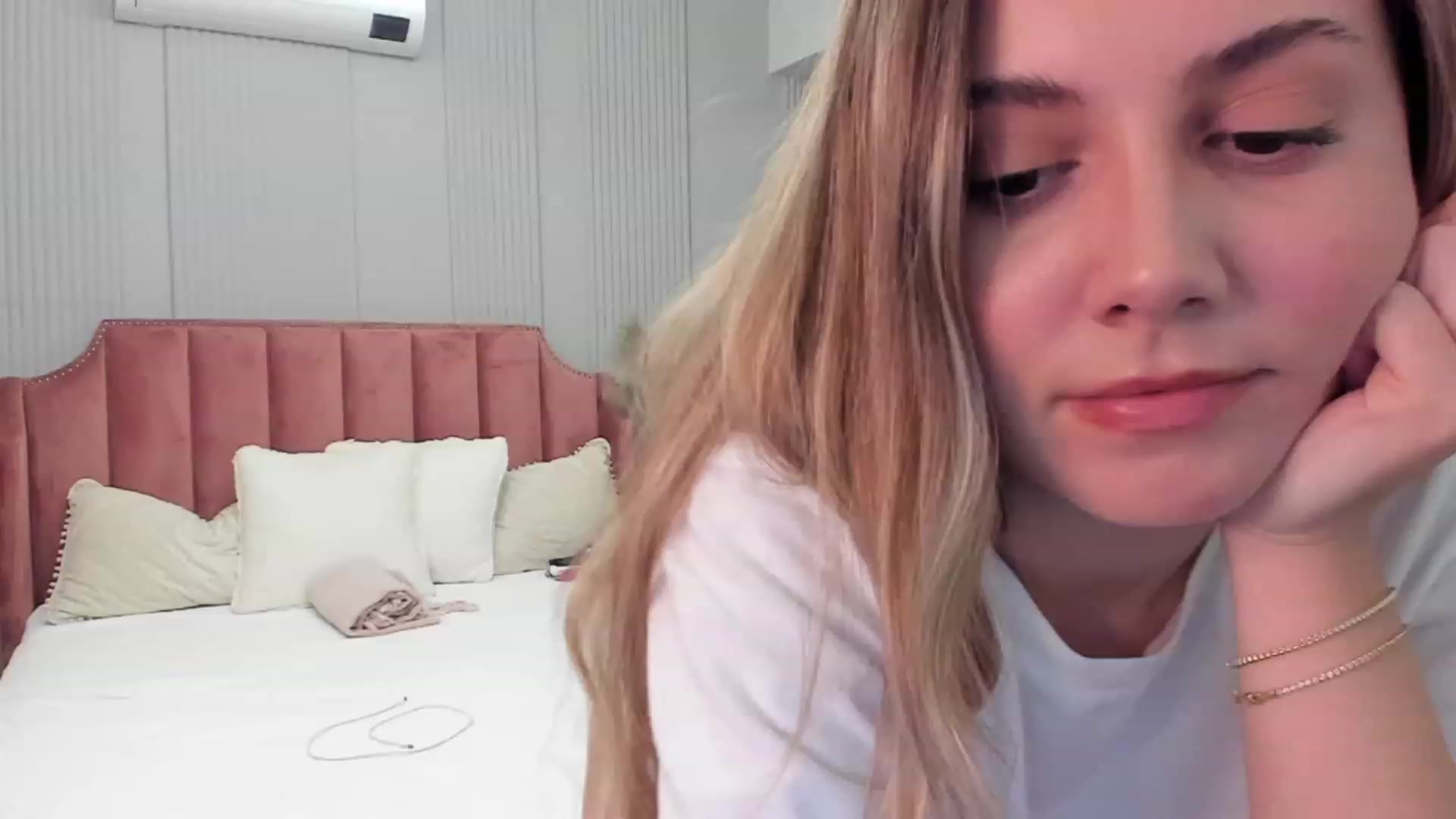 Gallery image thumbnail from NellieCutest's myfreecams stream on, 11/12/2023, 22:04 image 1 of 20
