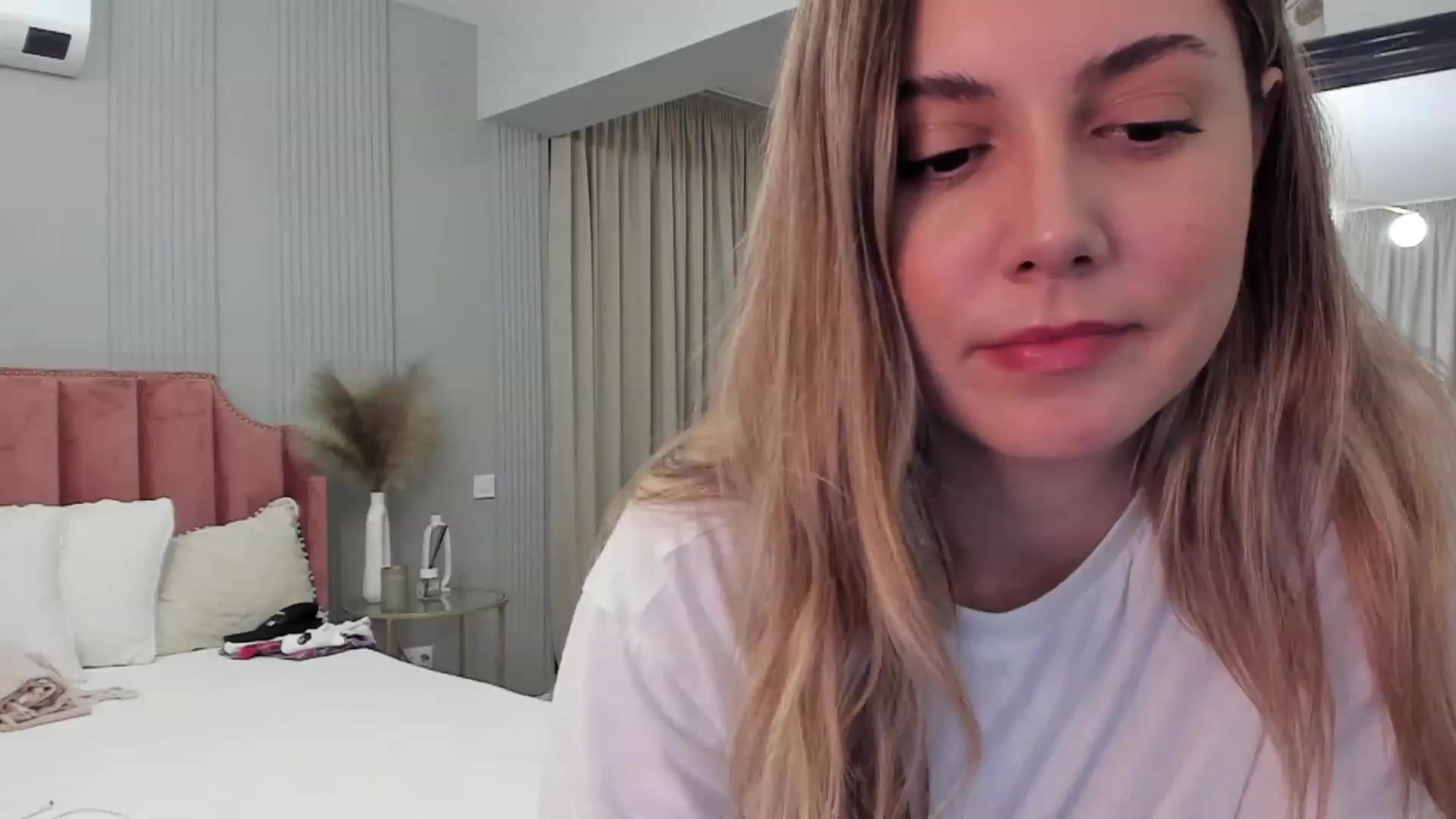 Gallery image thumbnail from NellieCutest's myfreecams stream on, 11/12/2023, 22:04 image 3 of 20