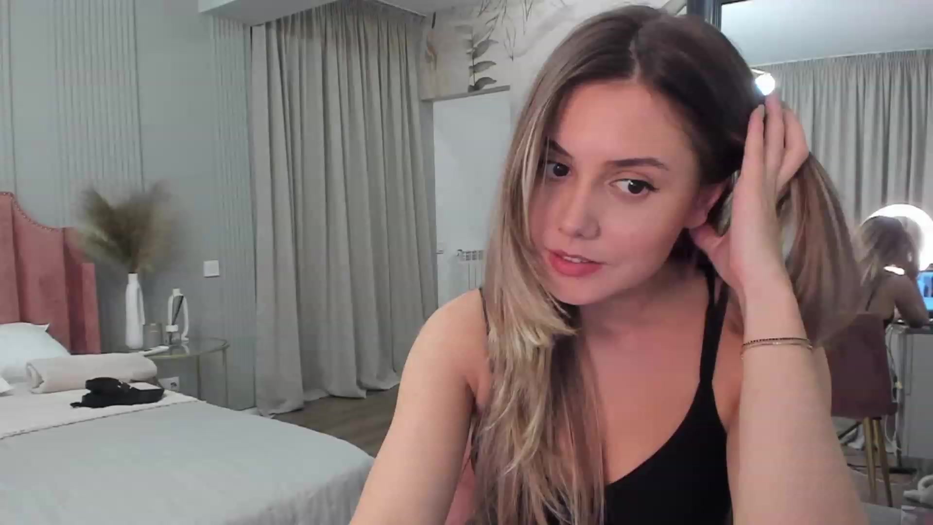 Gallery image thumbnail from NellieCutest's myfreecams stream on, 11/16/2023, 21:29 image 17 of 20