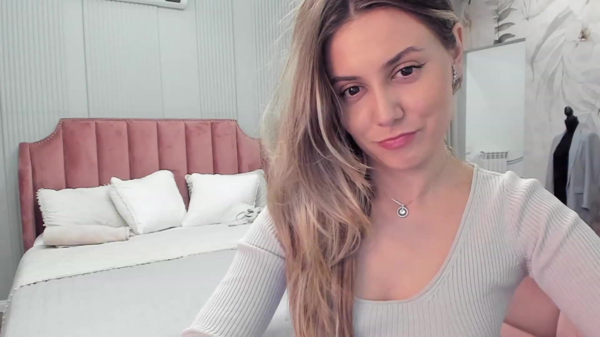 Gallery image thumbnail from NellieCutest's myfreecams stream on, 11/25/2023, 21:14 image 18 of 20