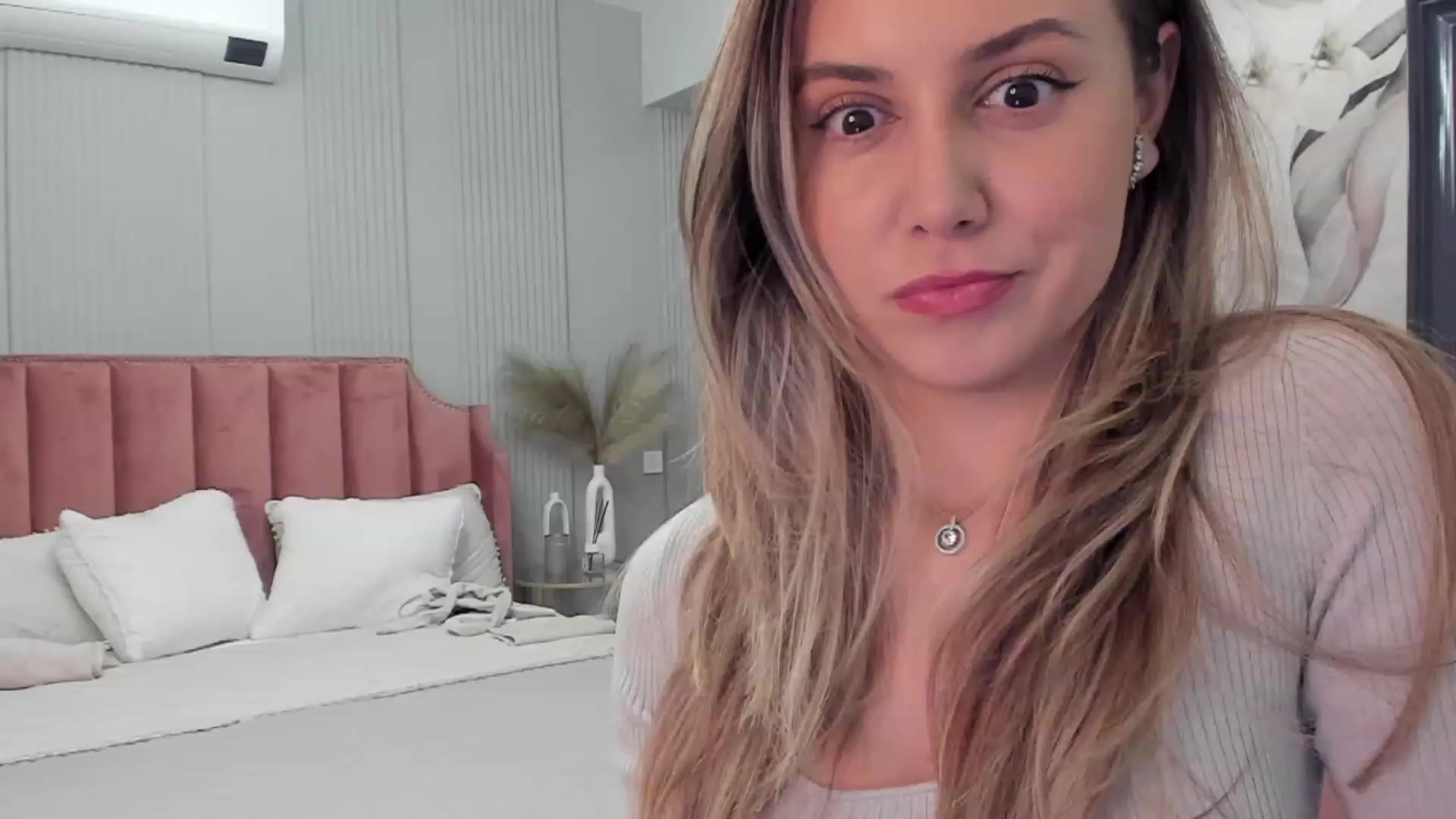 Gallery image thumbnail from NellieCutest's myfreecams stream on, 11/25/2023, 21:14 image 7 of 20