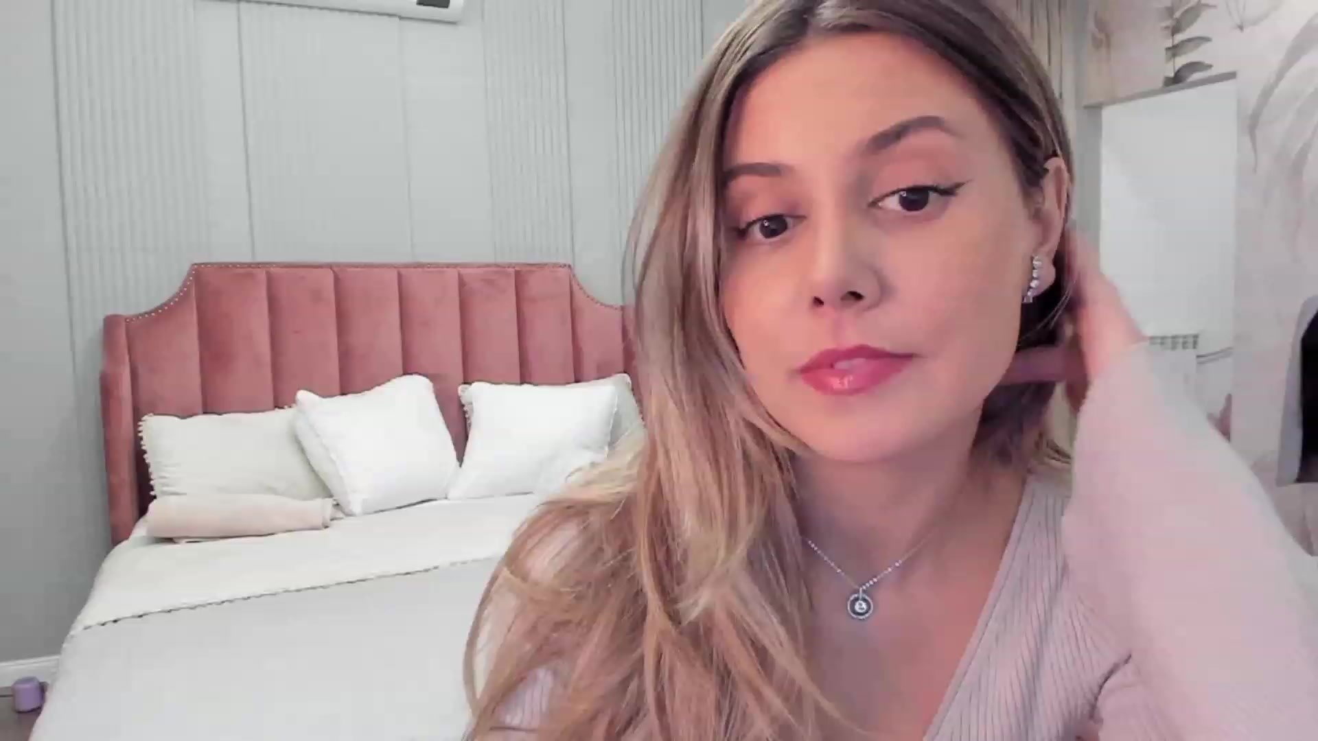 Gallery image thumbnail from NellieCutest's myfreecams stream on, 11/25/2023, 21:14 image 4 of 20