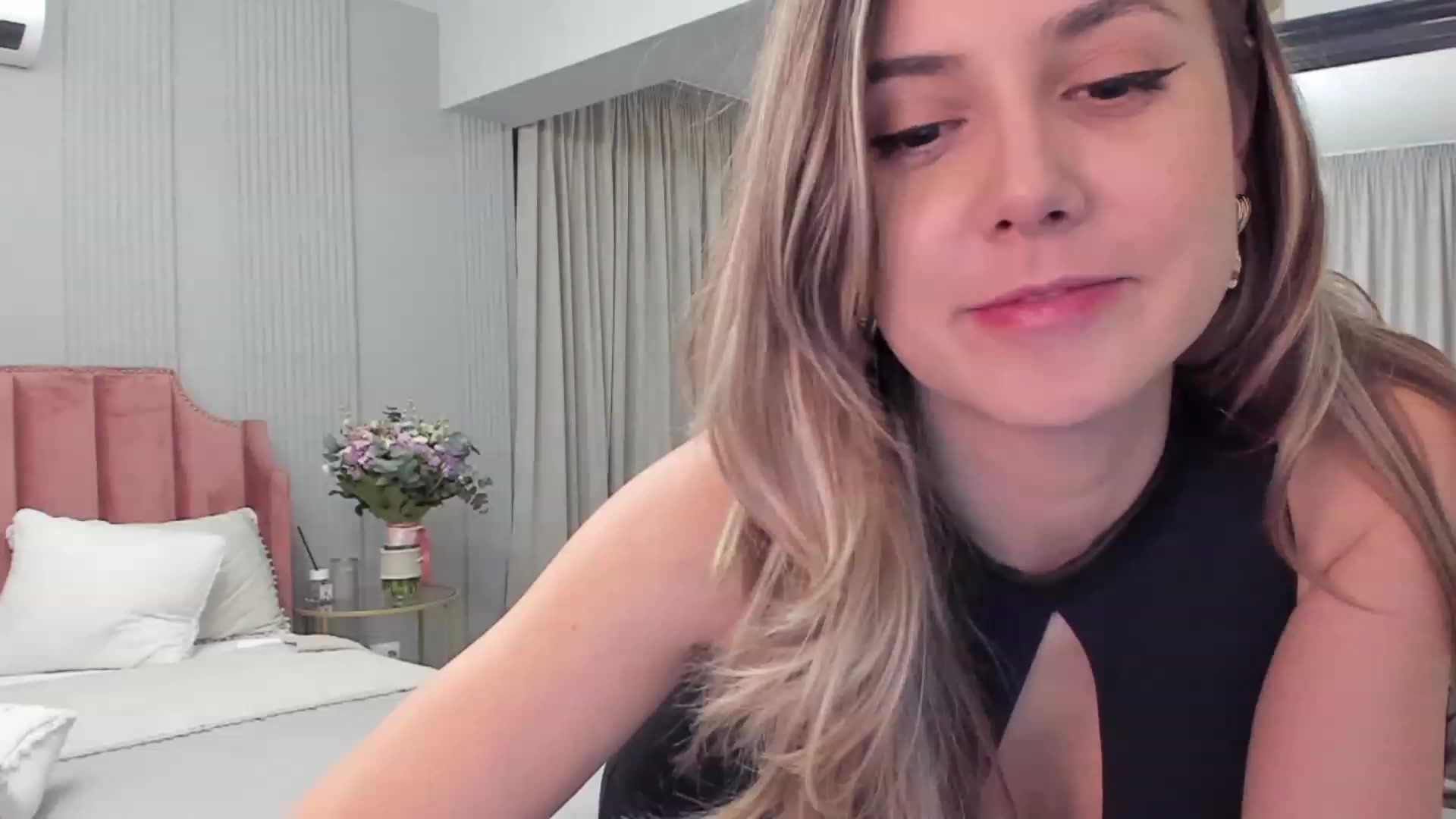 Gallery image thumbnail from NellieCutest's myfreecams stream on, 11/30/2023, 23:16 image 7 of 20