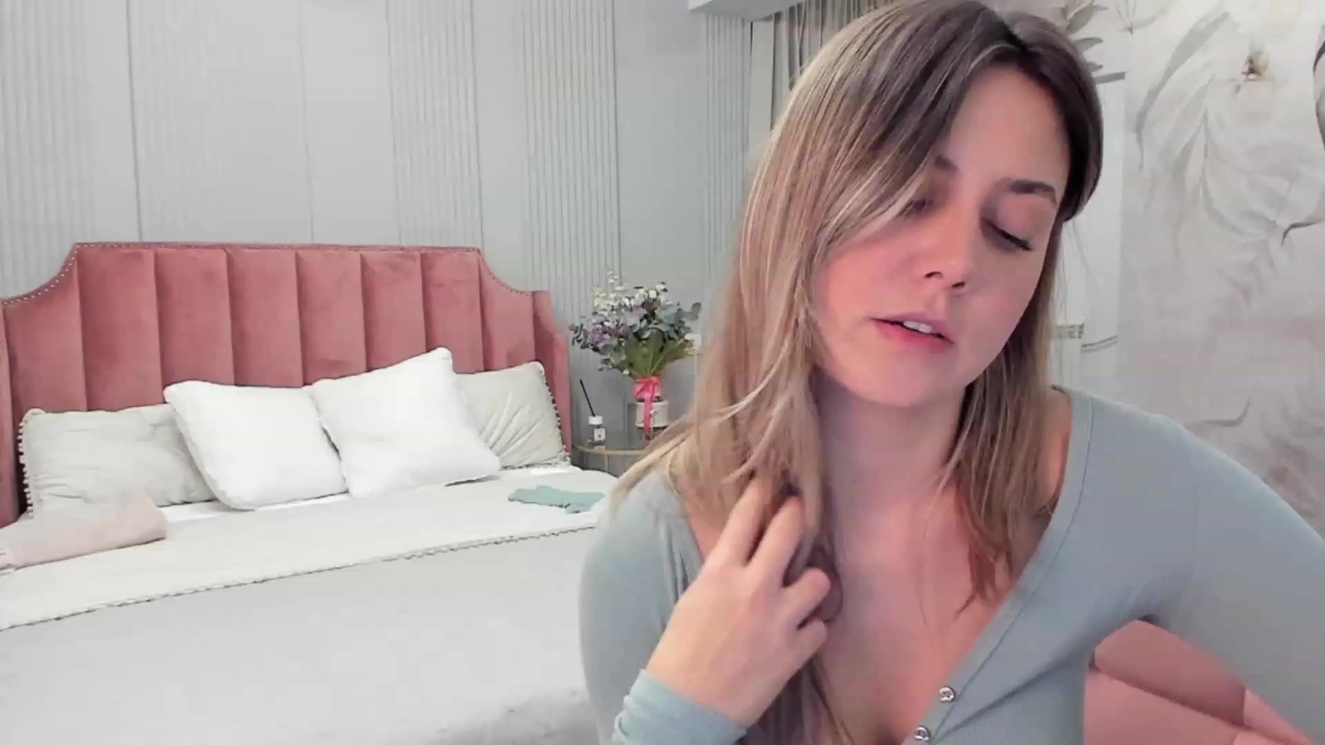 Gallery image thumbnail from NellieCutest's myfreecams stream on, 12/03/2023, 22:37 image 1 of 20