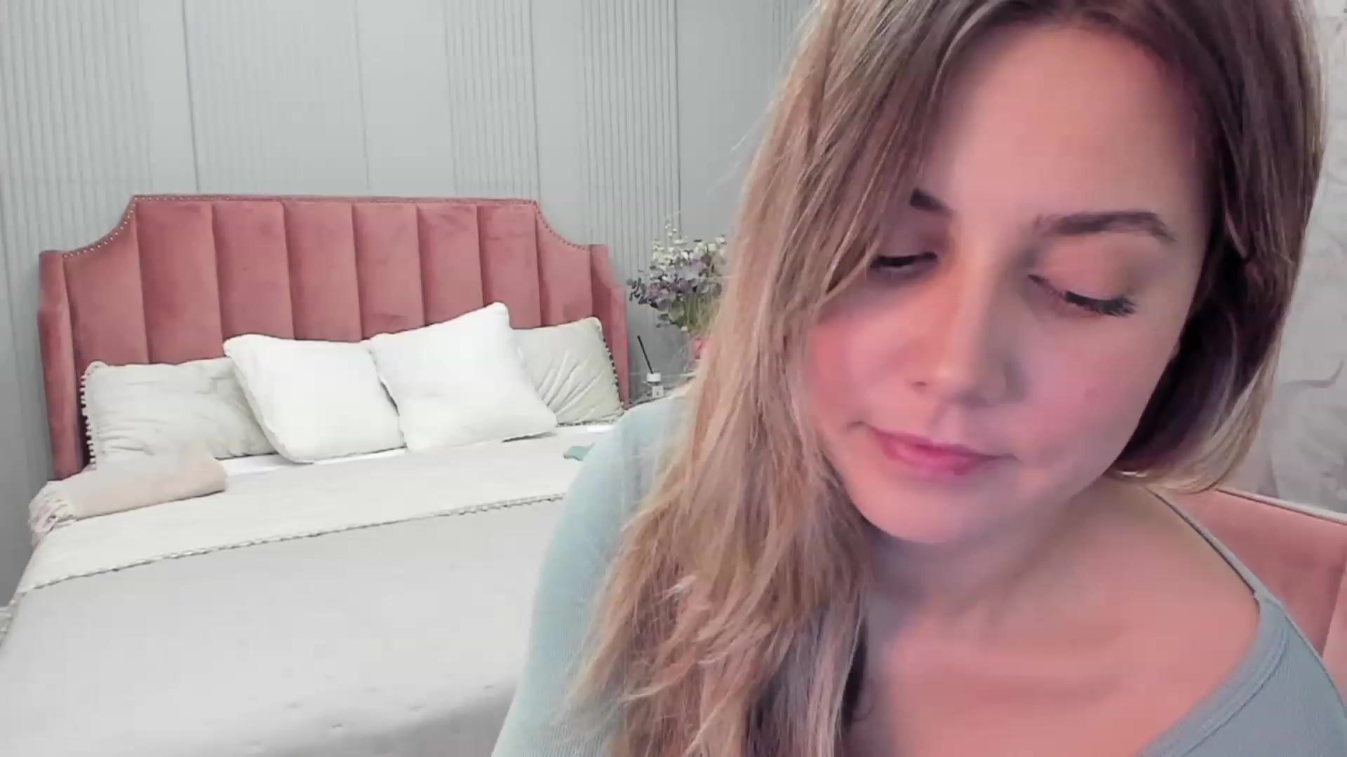 Gallery image thumbnail from NellieCutest's myfreecams stream on, 12/03/2023, 22:37 image 3 of 20