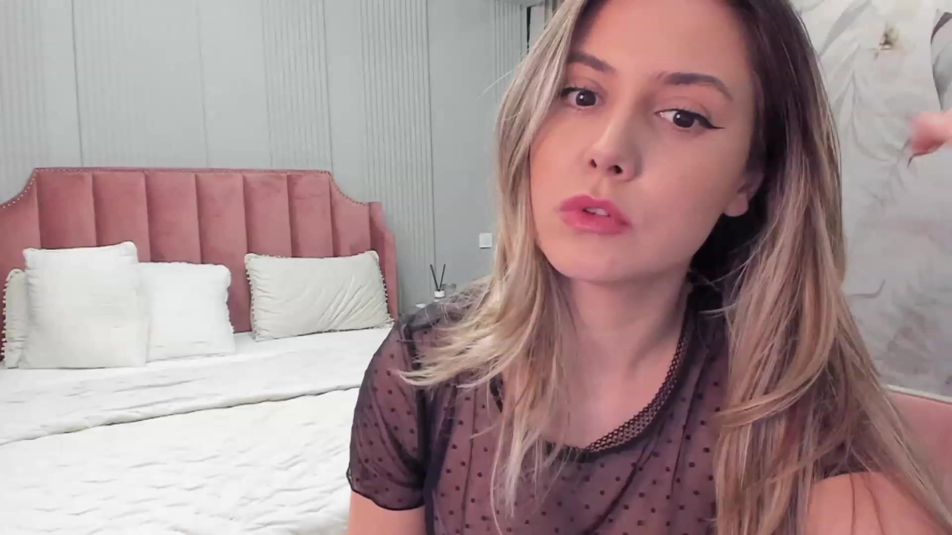 Gallery image thumbnail from NellieCutest's myfreecams stream on, 12/09/2023, 23:33 image 5 of 20