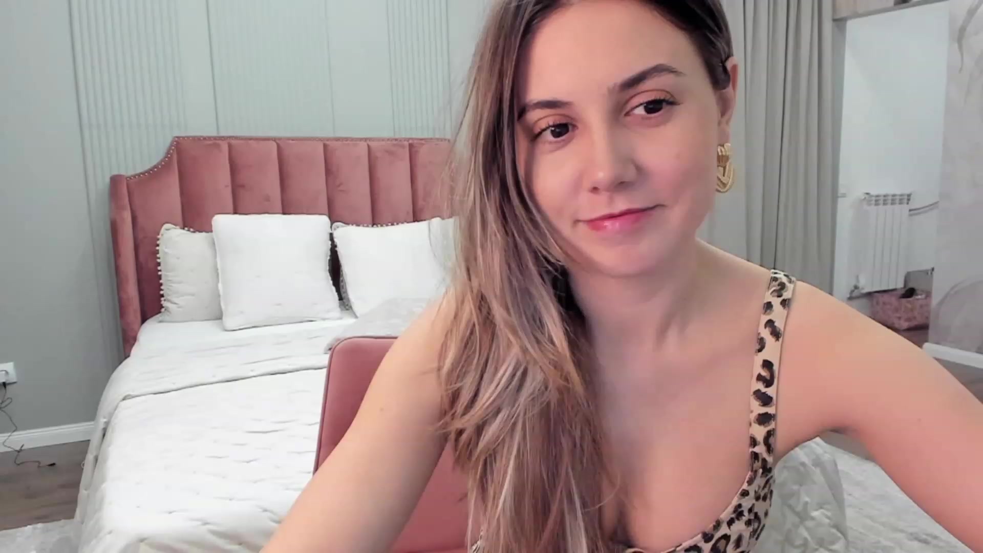 Gallery image thumbnail from NellieCutest's myfreecams stream on, 12/15/2023, 22:08 image 1 of 20