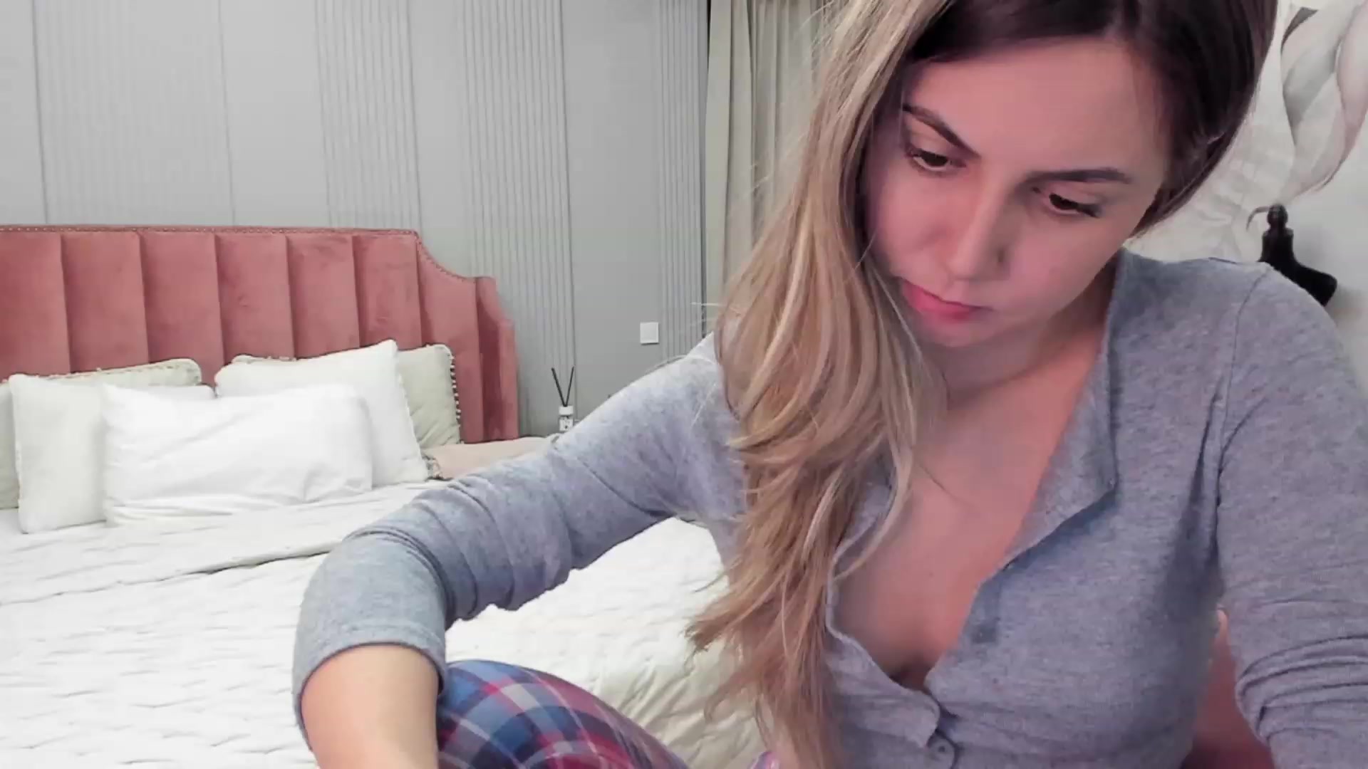Gallery image thumbnail from NellieCutest's myfreecams stream on, 12/22/2023, 21:17 image 16 of 20