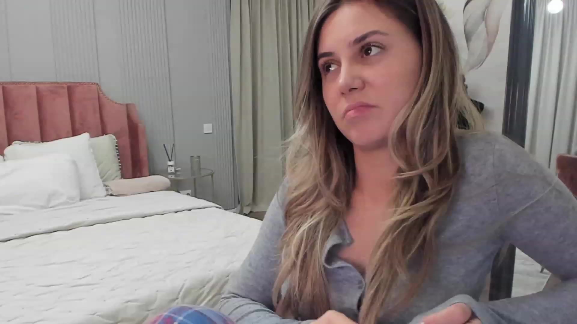 Gallery image thumbnail from NellieCutest's myfreecams stream on, 12/22/2023, 21:17 image 4 of 20