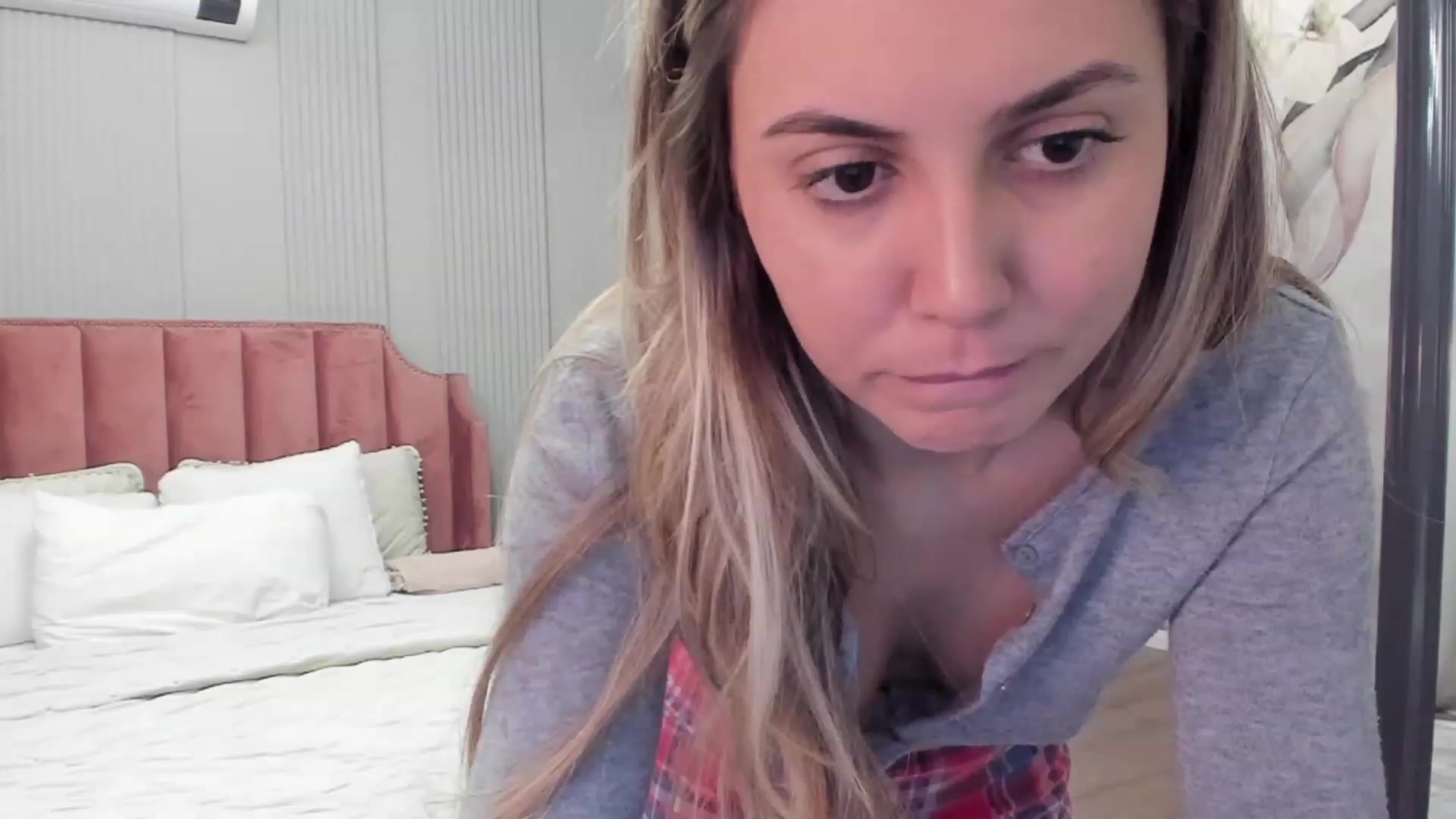 Gallery image thumbnail from NellieCutest's myfreecams stream on, 12/22/2023, 21:17 image 14 of 20