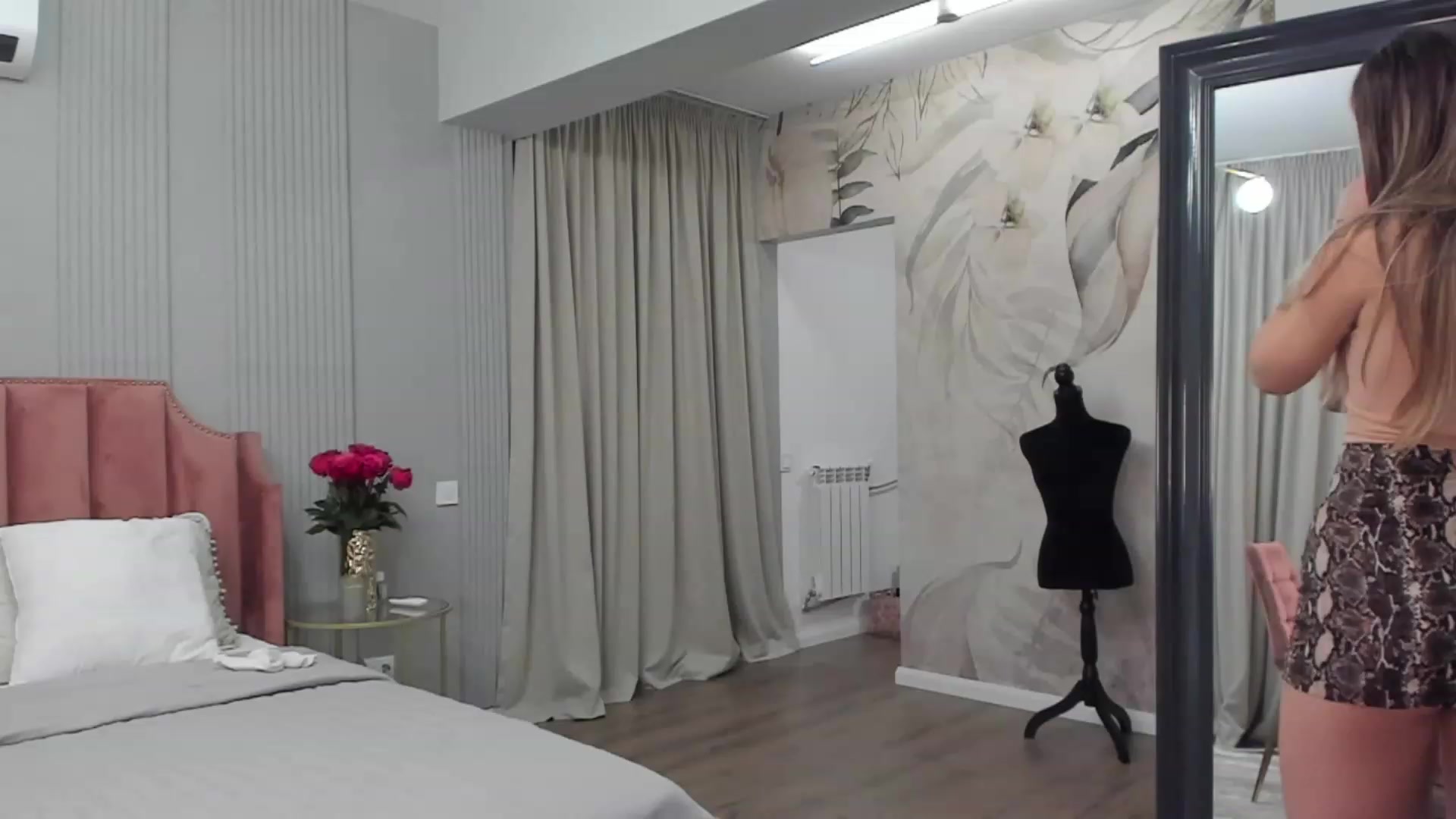 Gallery image thumbnail from NellieCutest's myfreecams stream on, 01/06/2024, 23:04 image 13 of 20