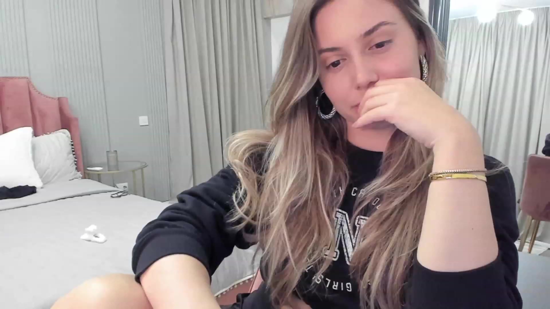 Gallery image thumbnail from NellieCutest's myfreecams stream on, 01/18/2024, 22:48 image 4 of 20