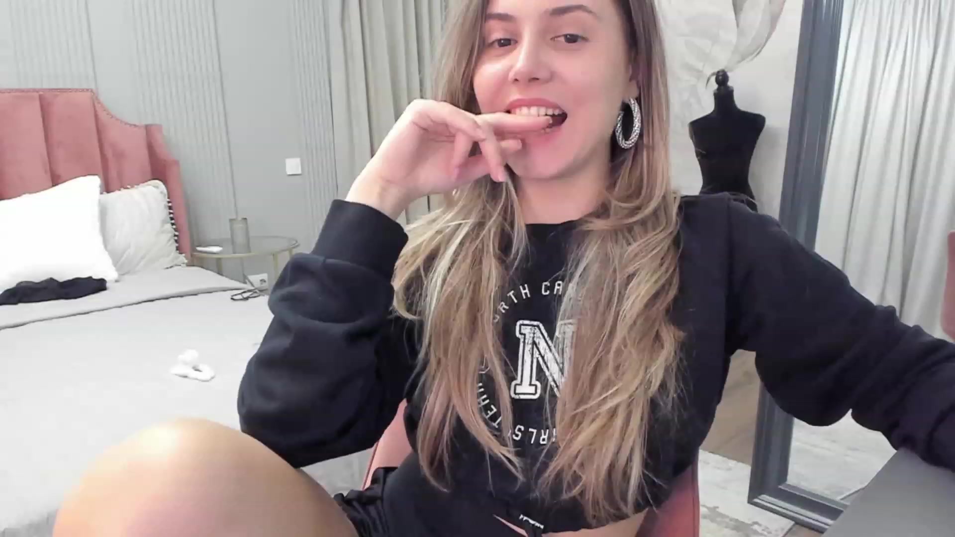 Gallery image thumbnail from NellieCutest's myfreecams stream on, 01/18/2024, 22:48 image 10 of 20