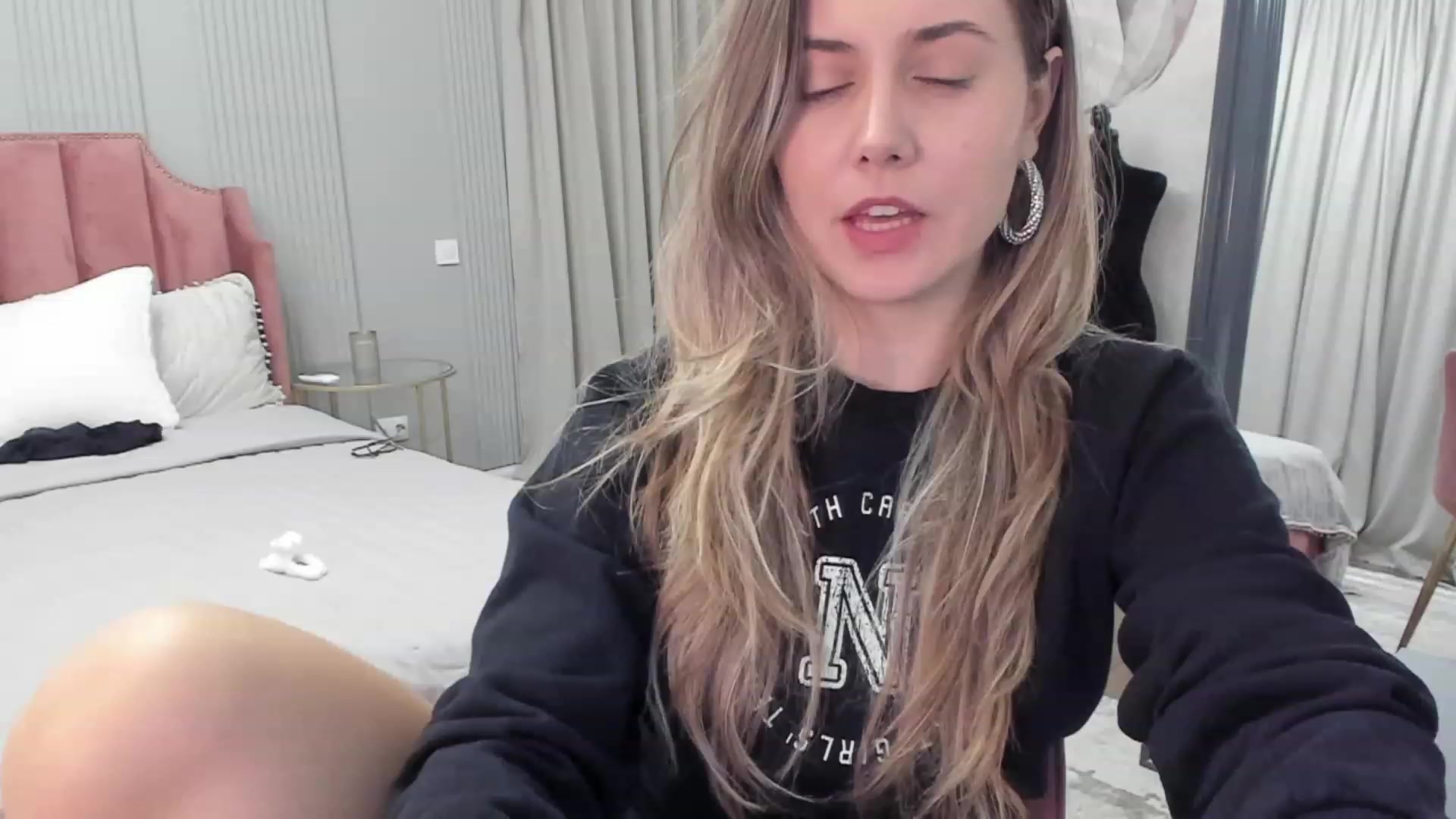 Gallery image thumbnail from NellieCutest's myfreecams stream on, 01/18/2024, 22:48 image 8 of 20