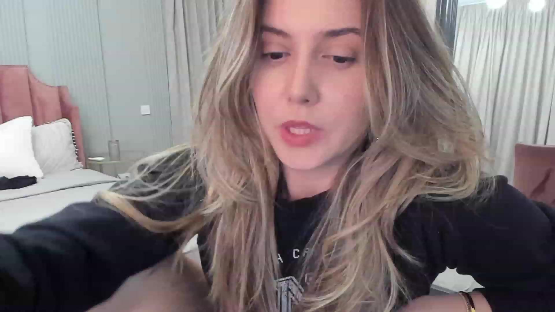 Gallery image thumbnail from NellieCutest's myfreecams stream on, 01/18/2024, 22:48 image 6 of 20