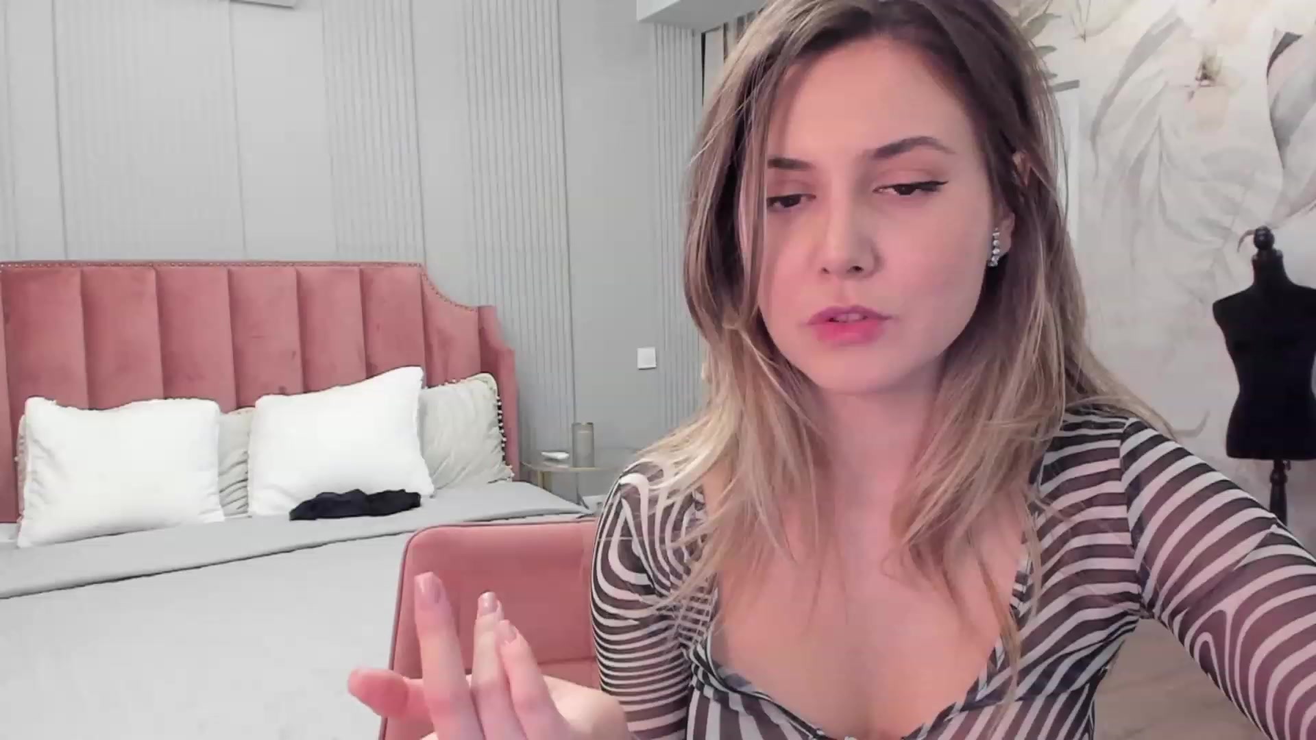 Gallery image thumbnail from NellieCutest's myfreecams stream on, 01/19/2024, 22:07 image 19 of 20