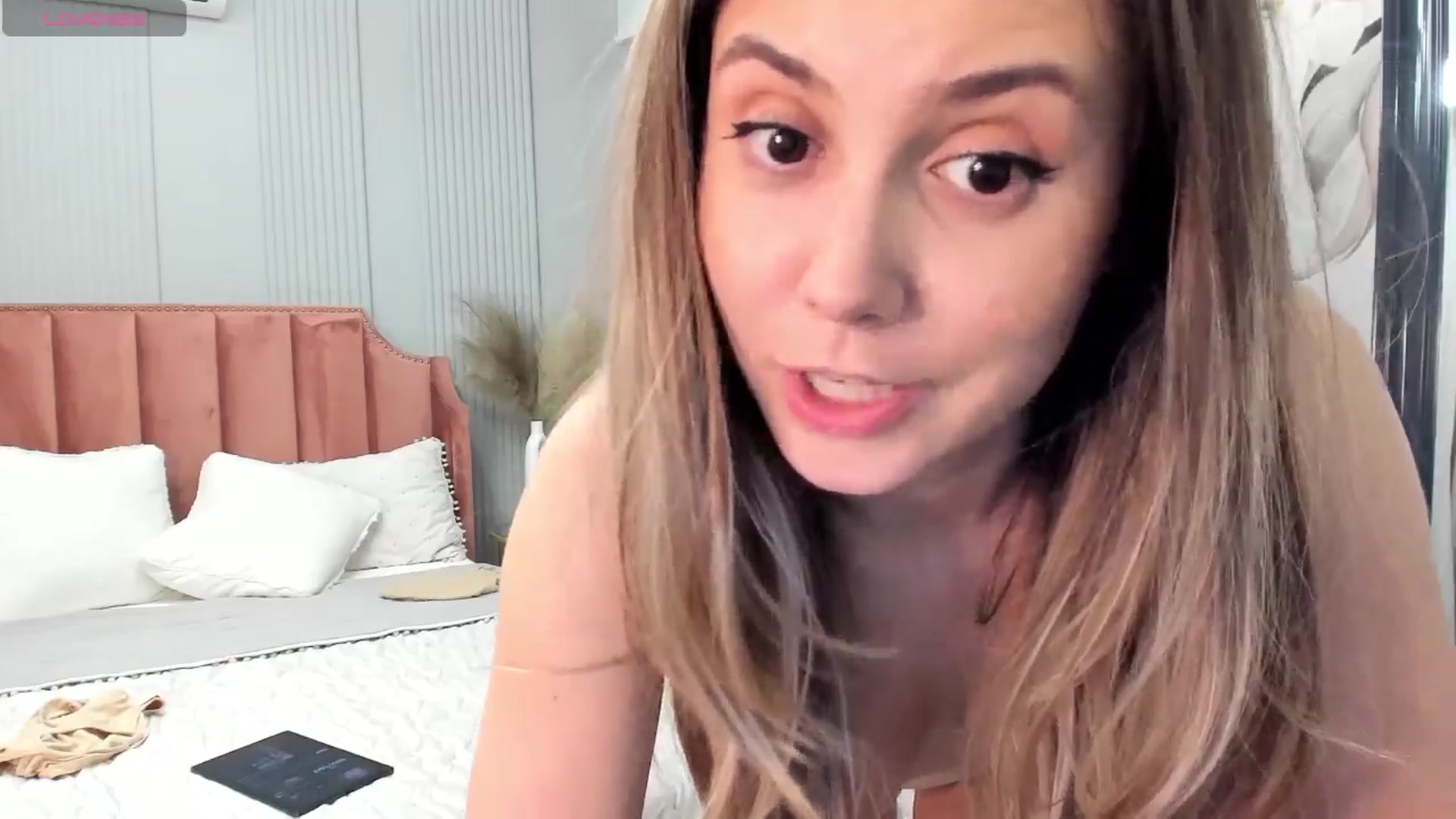 Gallery image thumbnail from NellieCutest's myfreecams stream on, 04/04/2024, 21:20 image 15 of 20