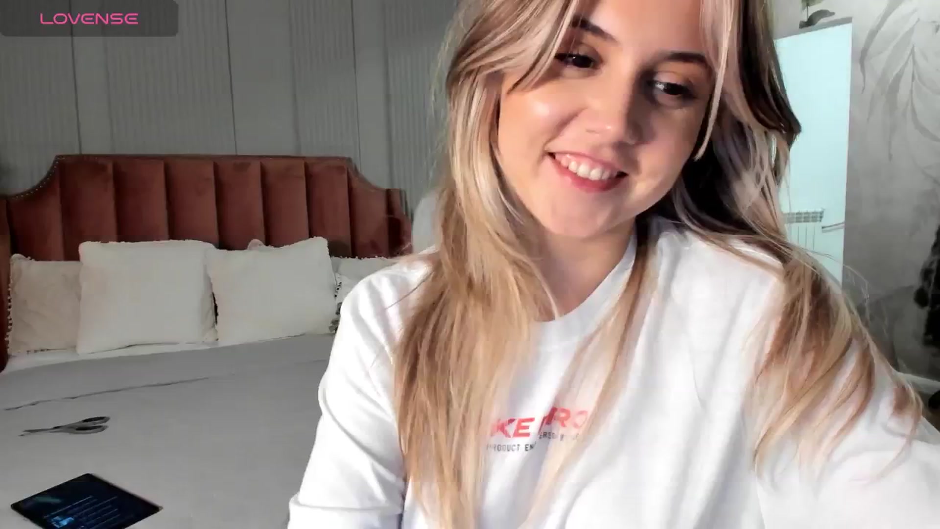 Gallery image thumbnail from NellieCutest's myfreecams stream on, 06/01/2024, 21:17 image 6 of 20