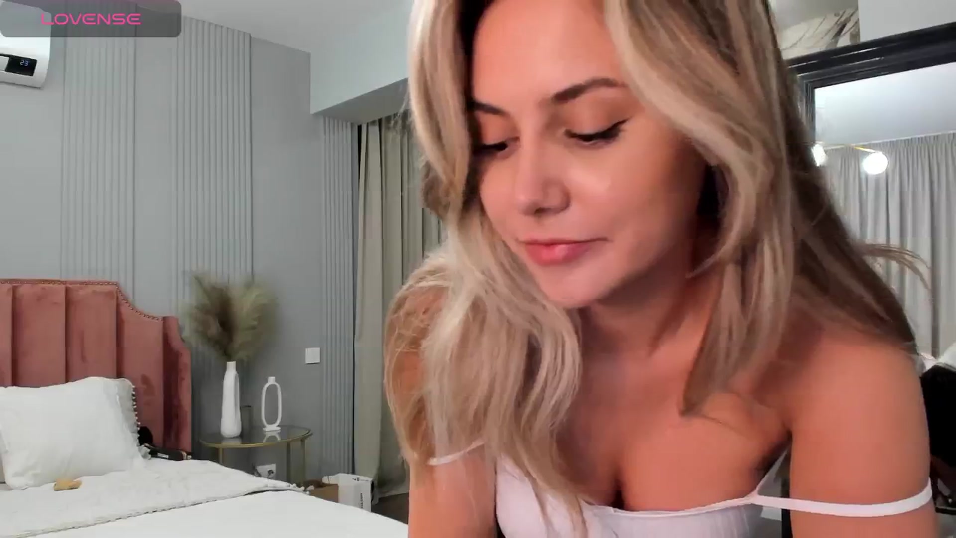 Gallery image thumbnail from NellieCutest's myfreecams stream on, 07/27/2024, 21:16 image 2 of 20