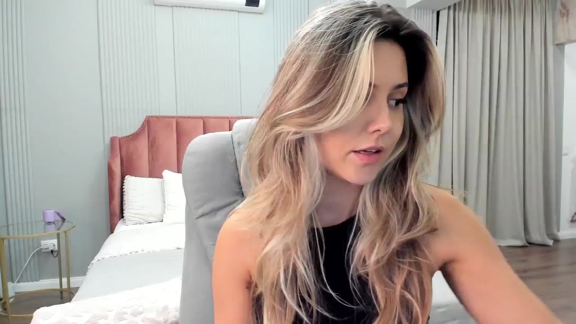 Gallery image thumbnail from NellieCutest's myfreecams stream on, 10/03/2024, 21:52 image 6 of 20