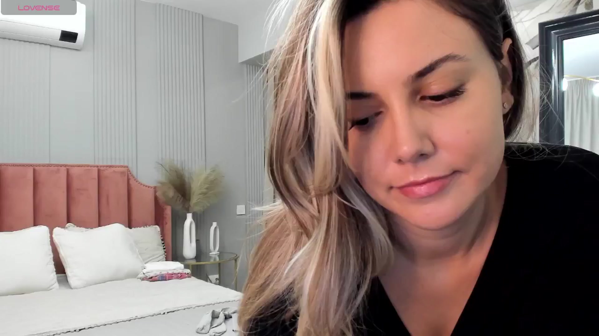 Gallery image thumbnail from NellieCutest's myfreecams stream on, 10/18/2024, 20:40 image 7 of 20