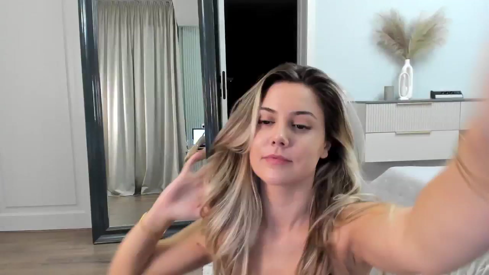 Gallery image thumbnail from NellieCutest's myfreecams stream on, 10/25/2024, 20:25 image 20 of 20
