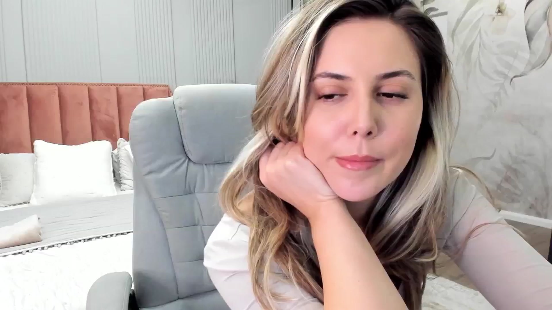 Gallery image thumbnail from NellieCutest's myfreecams stream on, 11/22/2024, 23:13 image 4 of 20