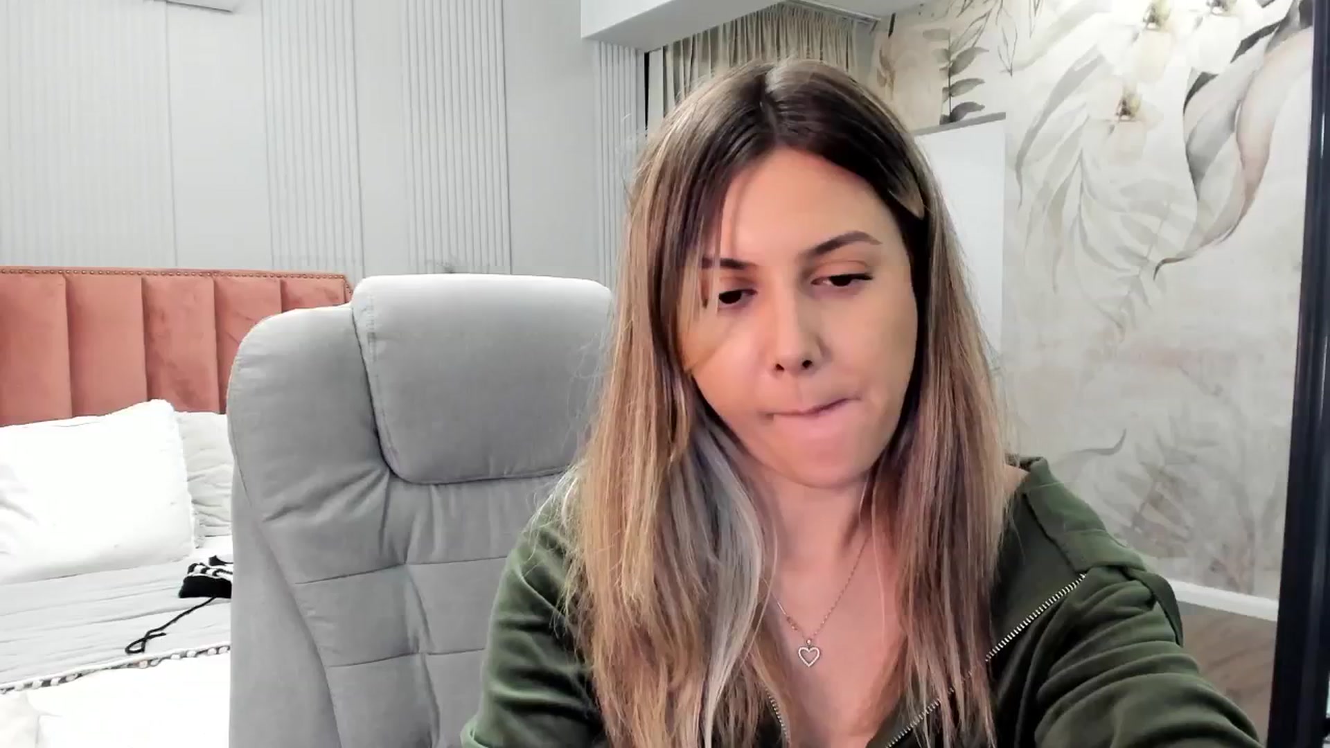Gallery image thumbnail from NellieCutest's myfreecams stream on, 12/08/2024, 23:05 image 15 of 20
