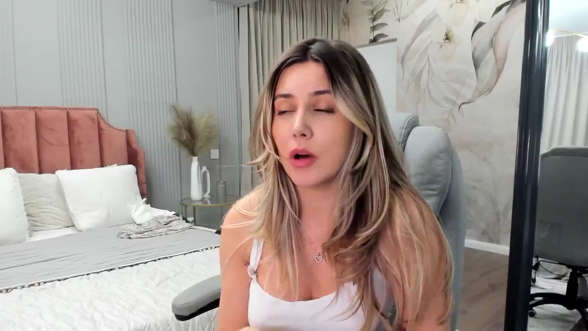 Gallery image thumbnail from NellieCutest's myfreecams stream on, 12/12/2024, 22:17 image 15 of 20