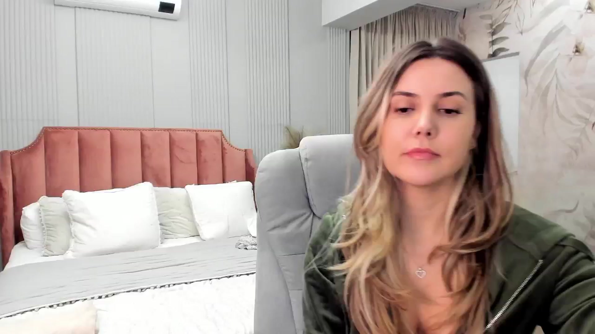Gallery image thumbnail from NellieCutest's myfreecams stream on, 12/12/2024, 22:17 image 6 of 20