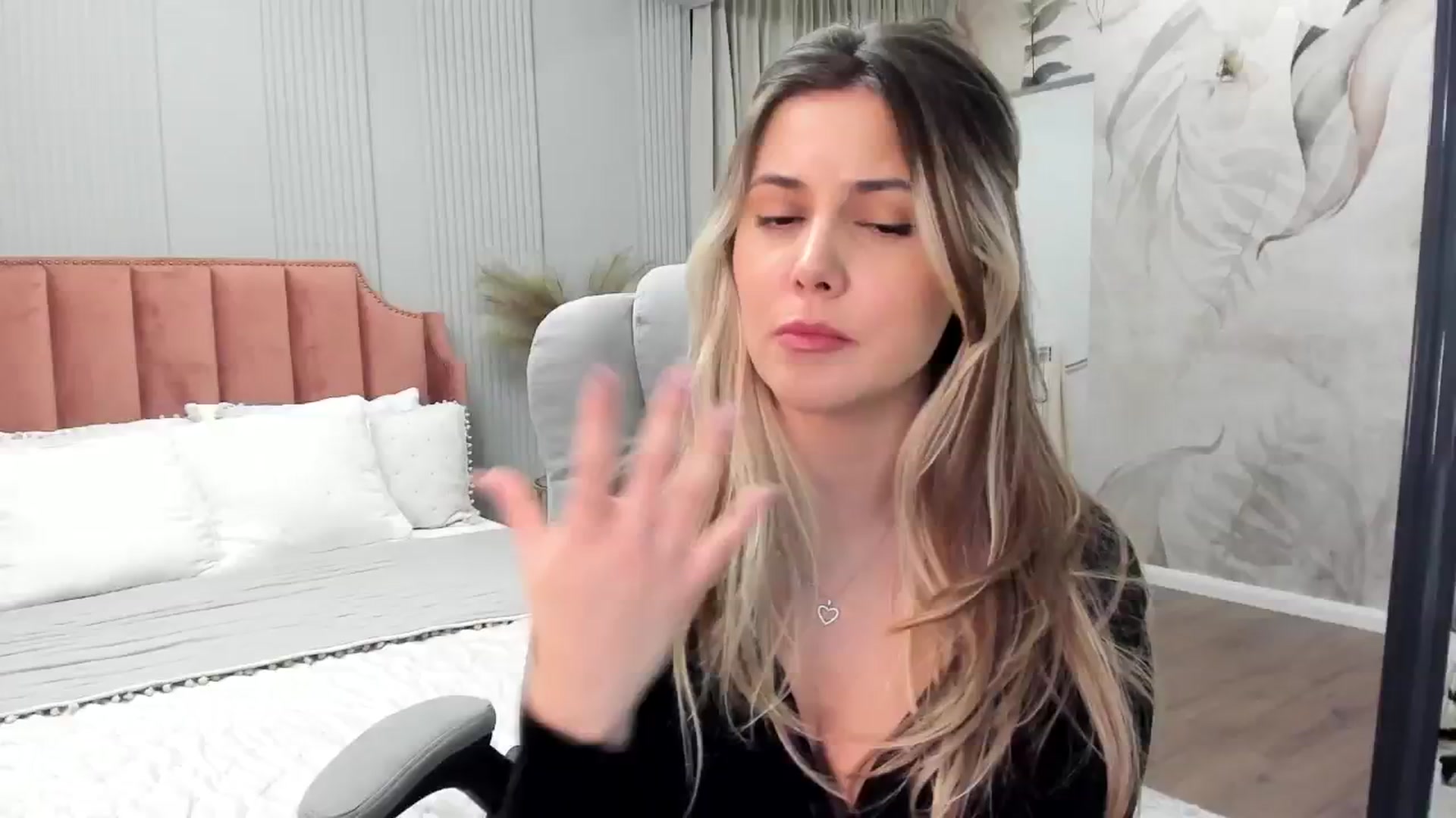 Gallery image thumbnail from NellieCutest's myfreecams stream on, 12/19/2024, 20:33 image 19 of 20