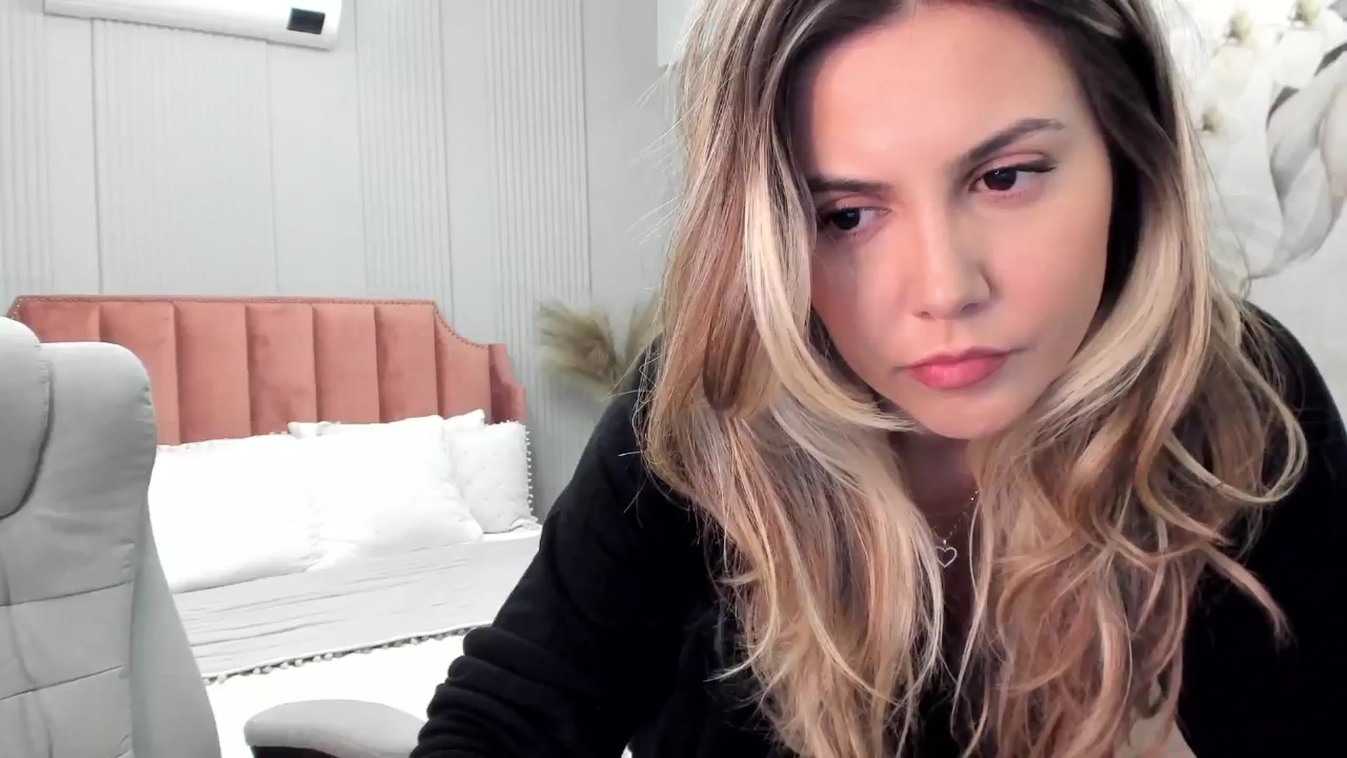 Gallery image thumbnail from NellieCutest's myfreecams stream on, 12/19/2024, 20:33 image 8 of 20