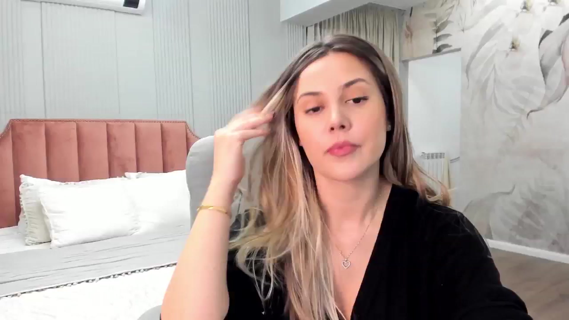 Gallery image thumbnail from NellieCutest's myfreecams stream on, 12/19/2024, 20:33 image 4 of 20