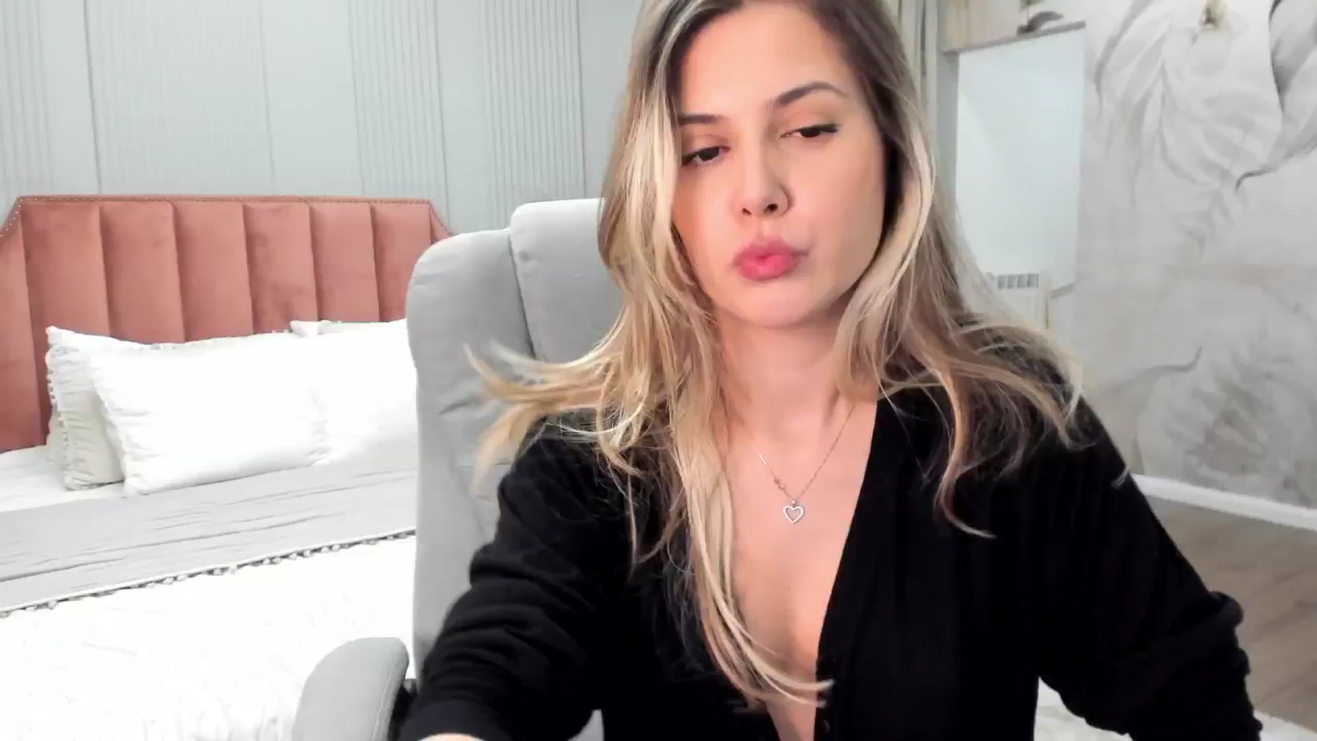 Gallery image thumbnail from NellieCutest's myfreecams stream on, 12/19/2024, 20:33 image 6 of 20