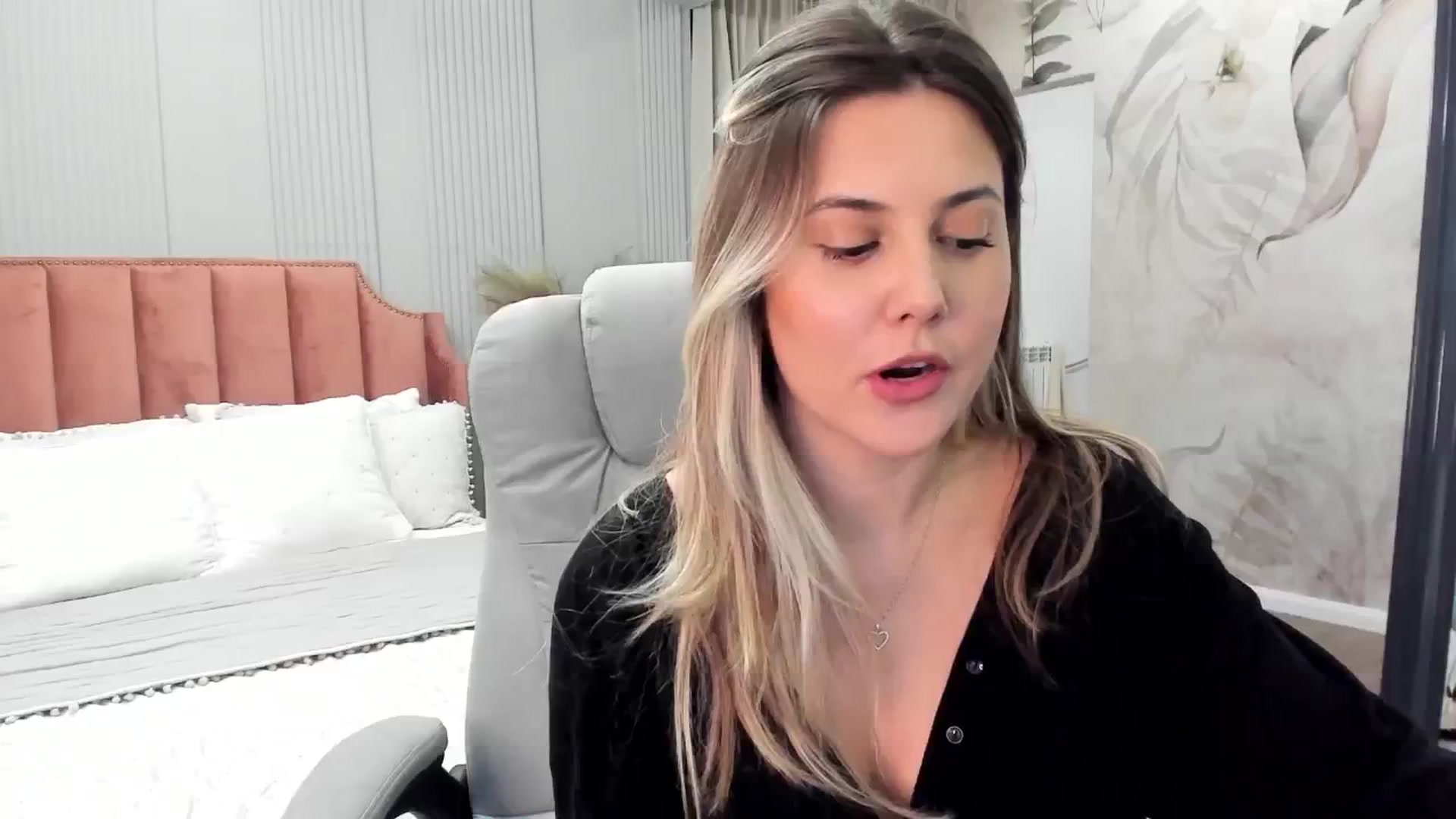 Gallery image thumbnail from NellieCutest's myfreecams stream on, 12/19/2024, 20:33 image 18 of 20