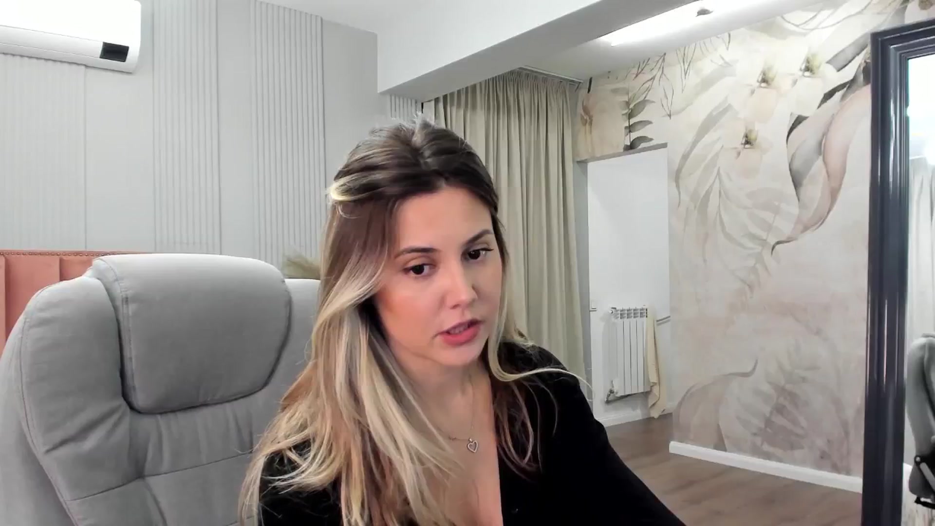 Gallery image thumbnail from NellieCutest's myfreecams stream on, 12/19/2024, 20:33 image 13 of 20