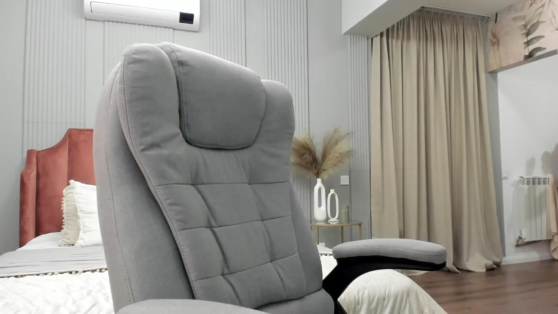 Gallery image thumbnail from NellieCutest's myfreecams stream on, 12/19/2024, 22:36 image 6 of 20