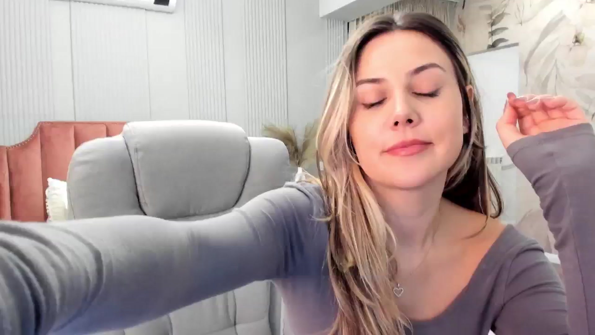 Gallery image thumbnail from NellieCutest's myfreecams stream on, 12/20/2024, 22:25 image 2 of 20