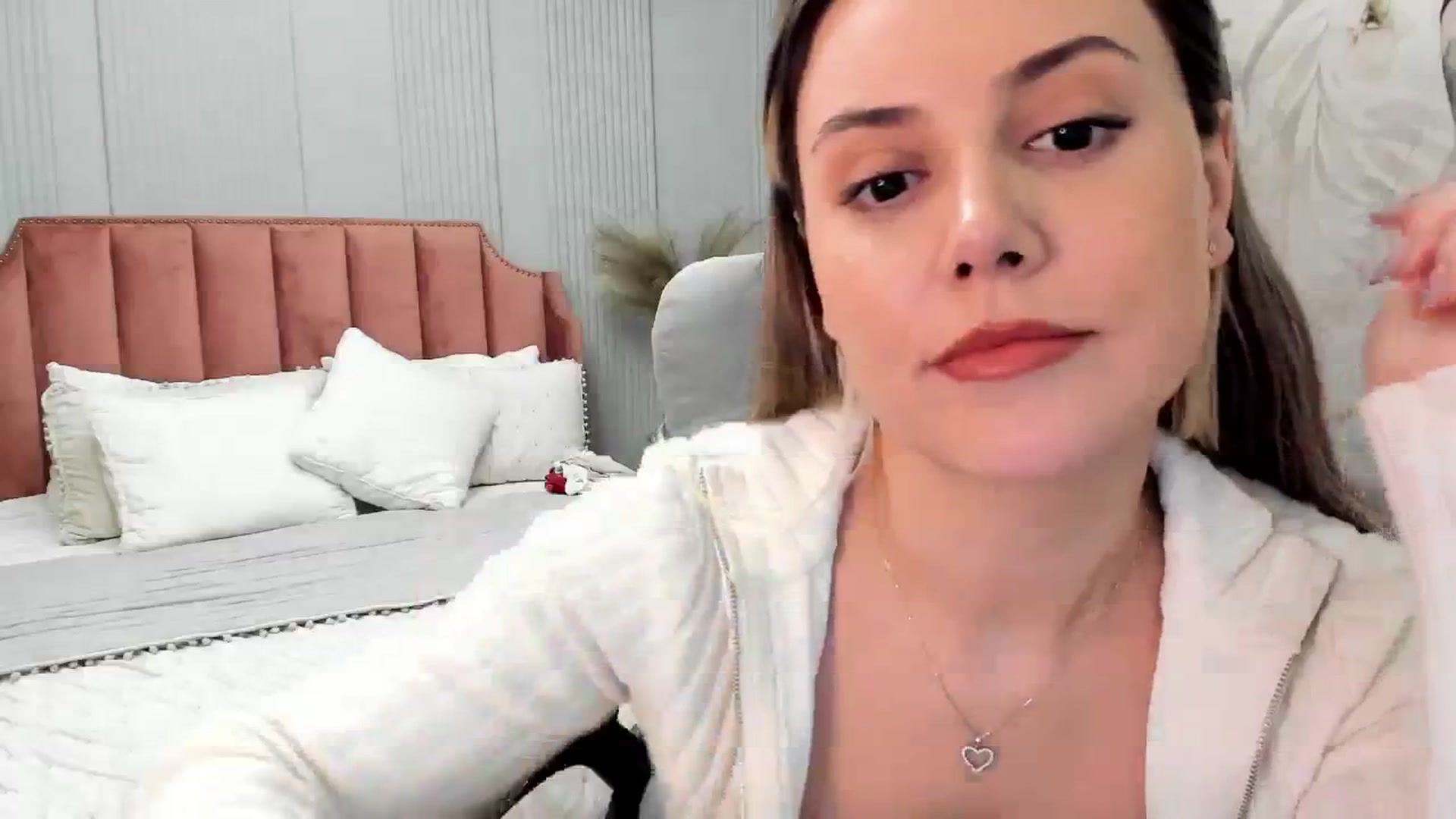 Gallery image thumbnail from NellieCutest's myfreecams stream on, 12/22/2024, 22:40 image 8 of 20