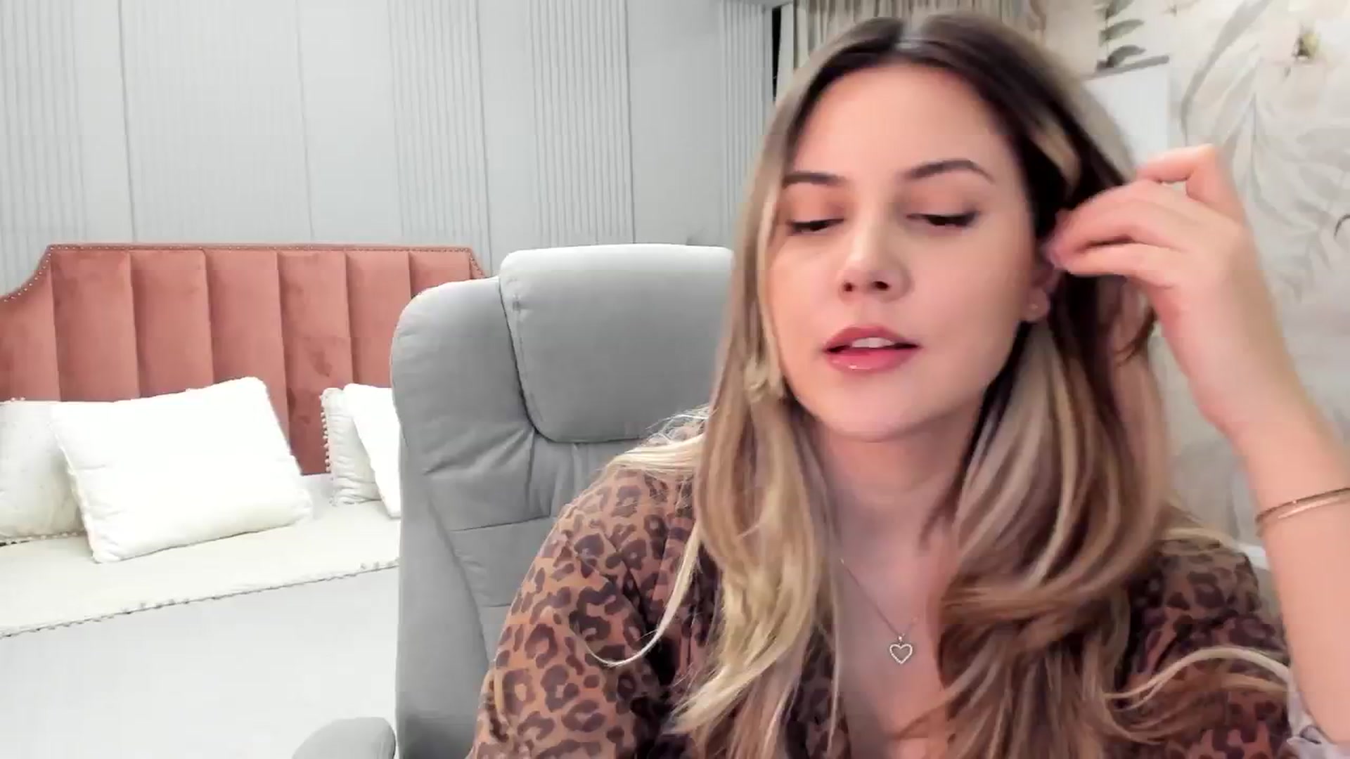 Gallery image thumbnail from NellieCutest's myfreecams stream on, 12/27/2024, 22:30 image 4 of 20