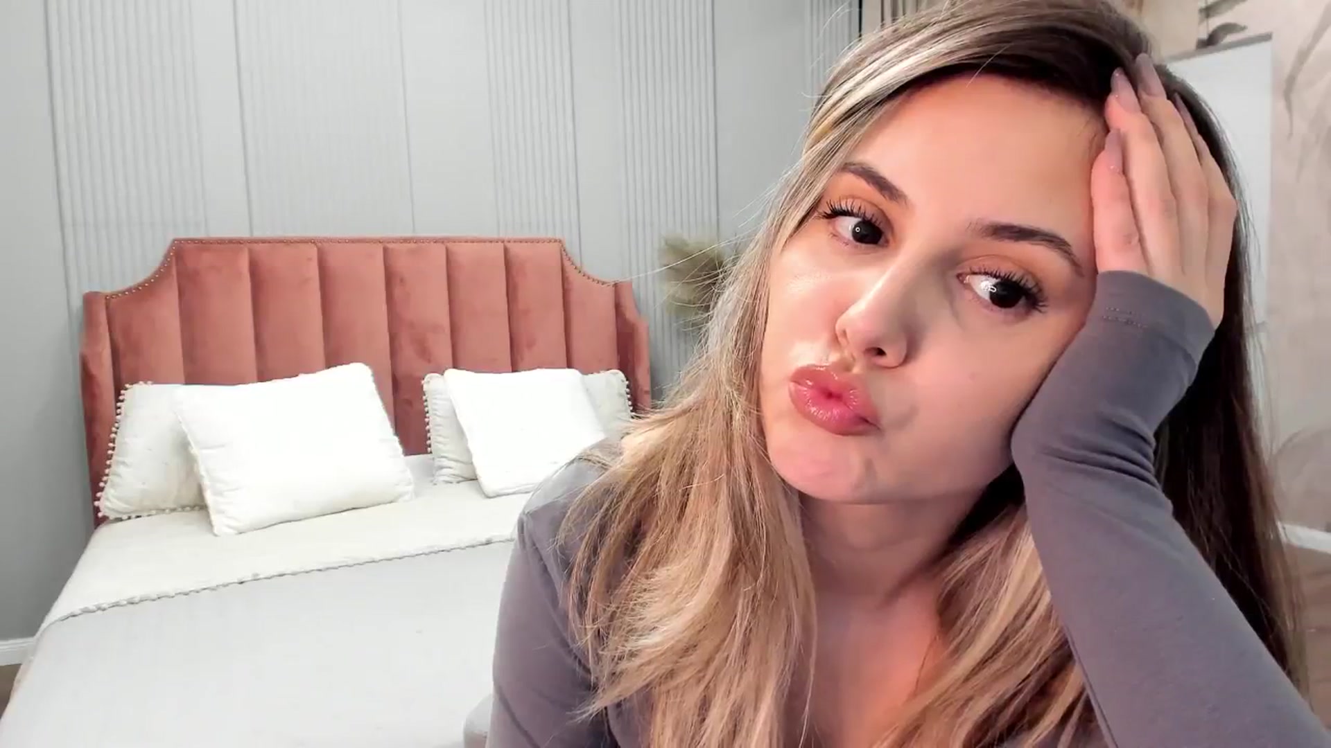 Gallery image thumbnail from NellieCutest's myfreecams stream on, 01/04/2025, 22:57 image 4 of 20