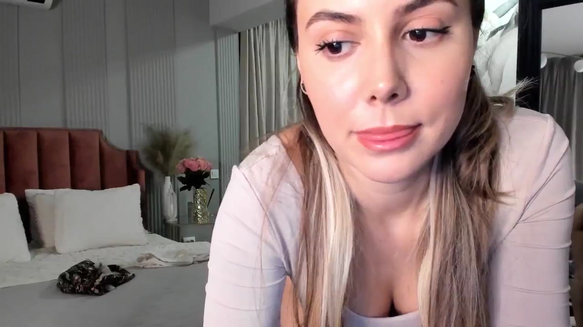 Gallery image thumbnail from NellieCutest's myfreecams stream on, 01/17/2025, 23:08 image 7 of 20