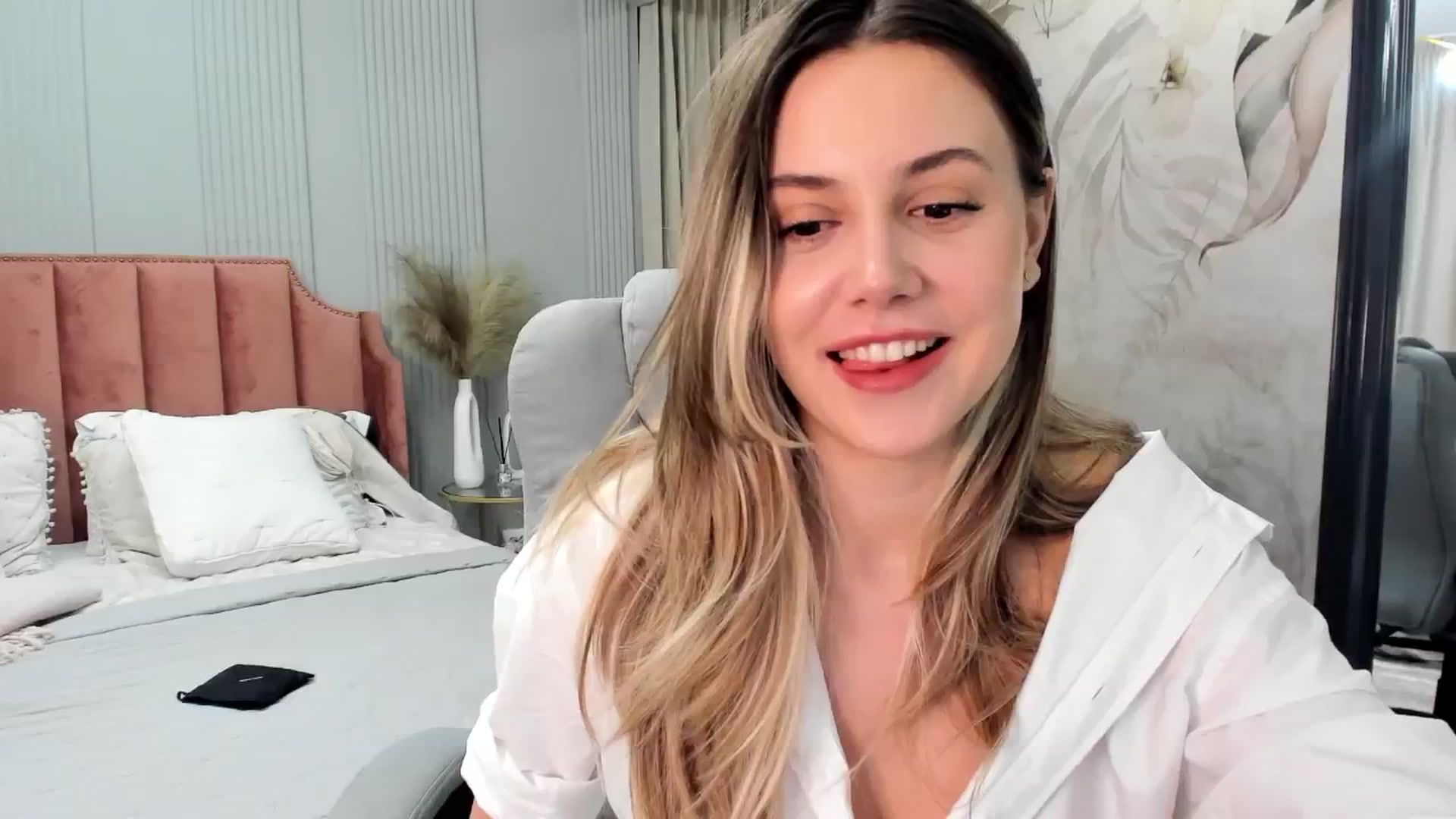 Gallery image thumbnail from NellieCutest's myfreecams stream on, 02/22/2025, 23:12 image 12 of 20