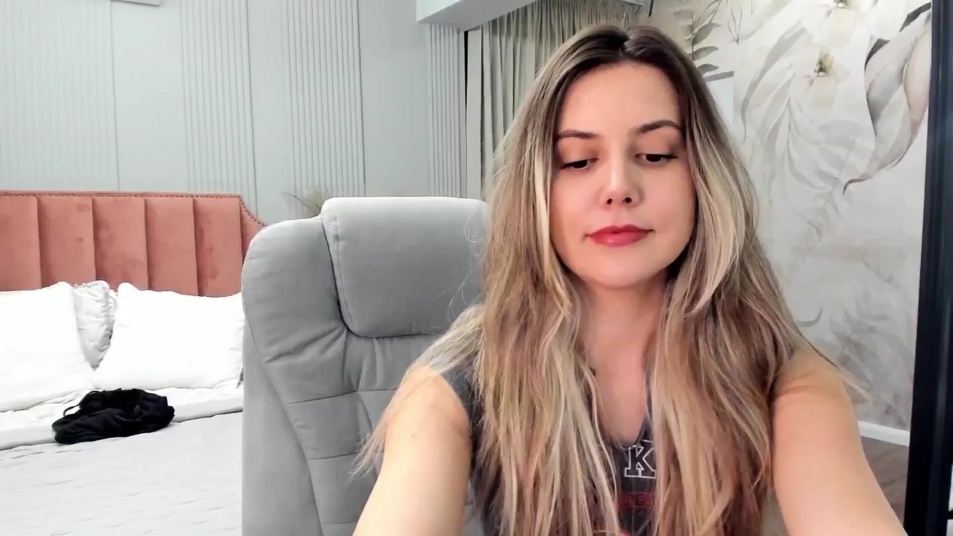 Gallery image thumbnail from NellieCutest's myfreecams stream on, 03/02/2025, 22:13 image 6 of 20