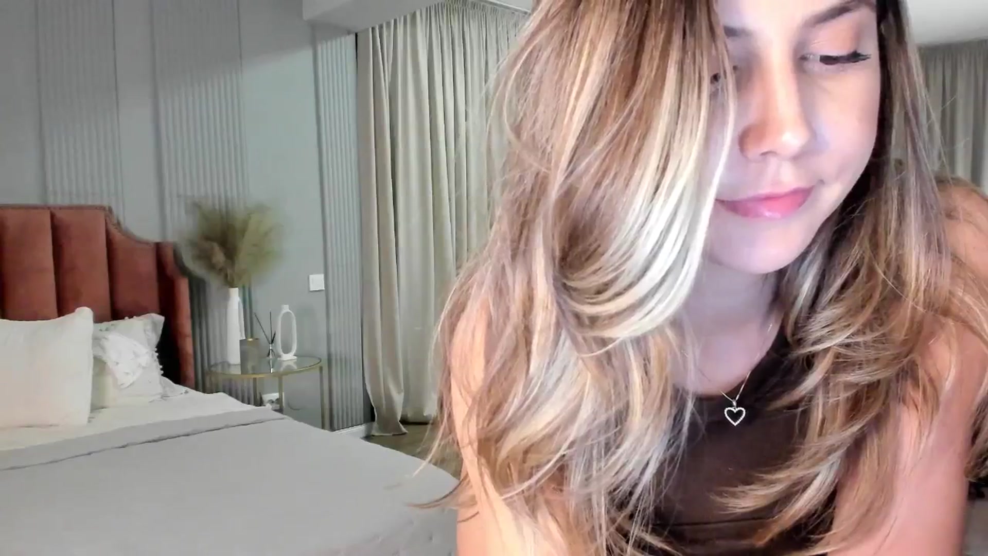 Gallery image thumbnail from NellieCutest's myfreecams stream on, 03/13/2025, 23:09 image 17 of 20