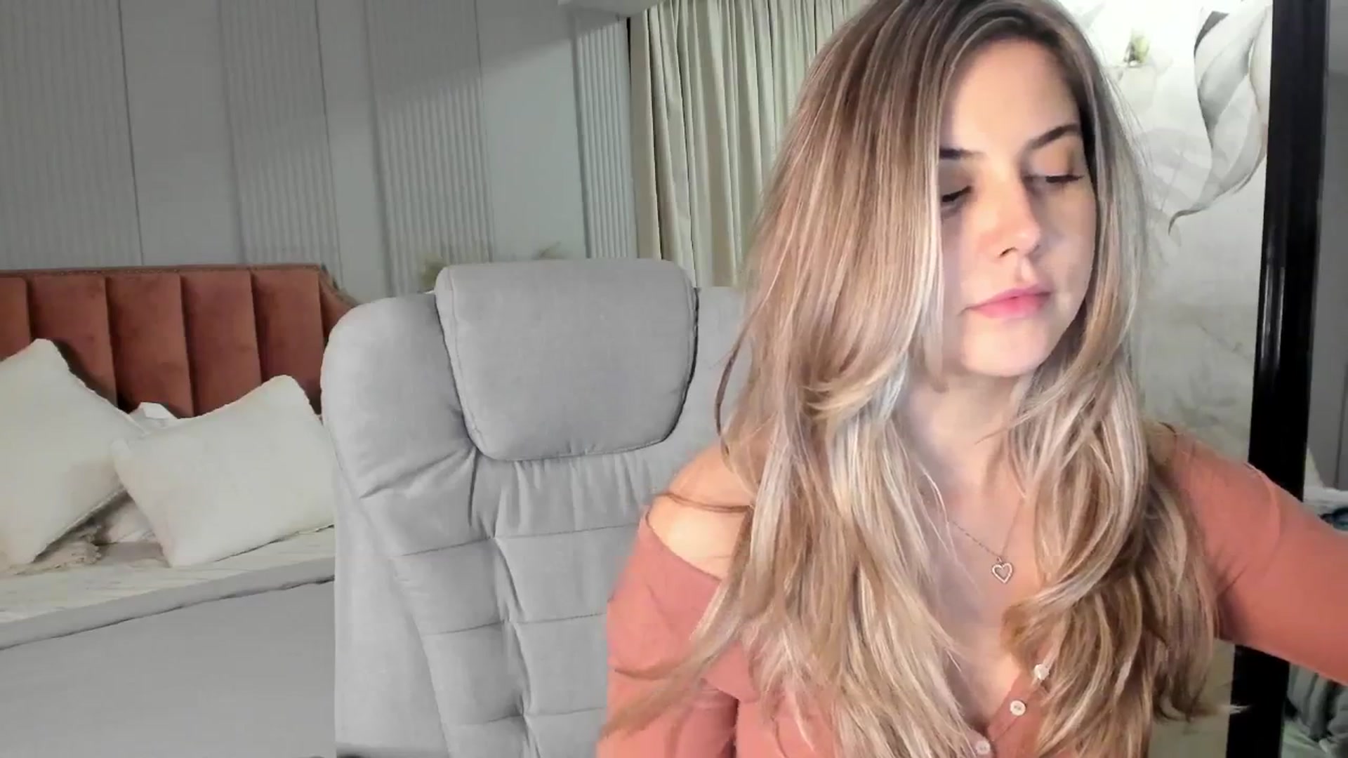 Gallery image thumbnail from NellieCutest's myfreecams stream on, 03/28/2025, 23:06 image 16 of 20